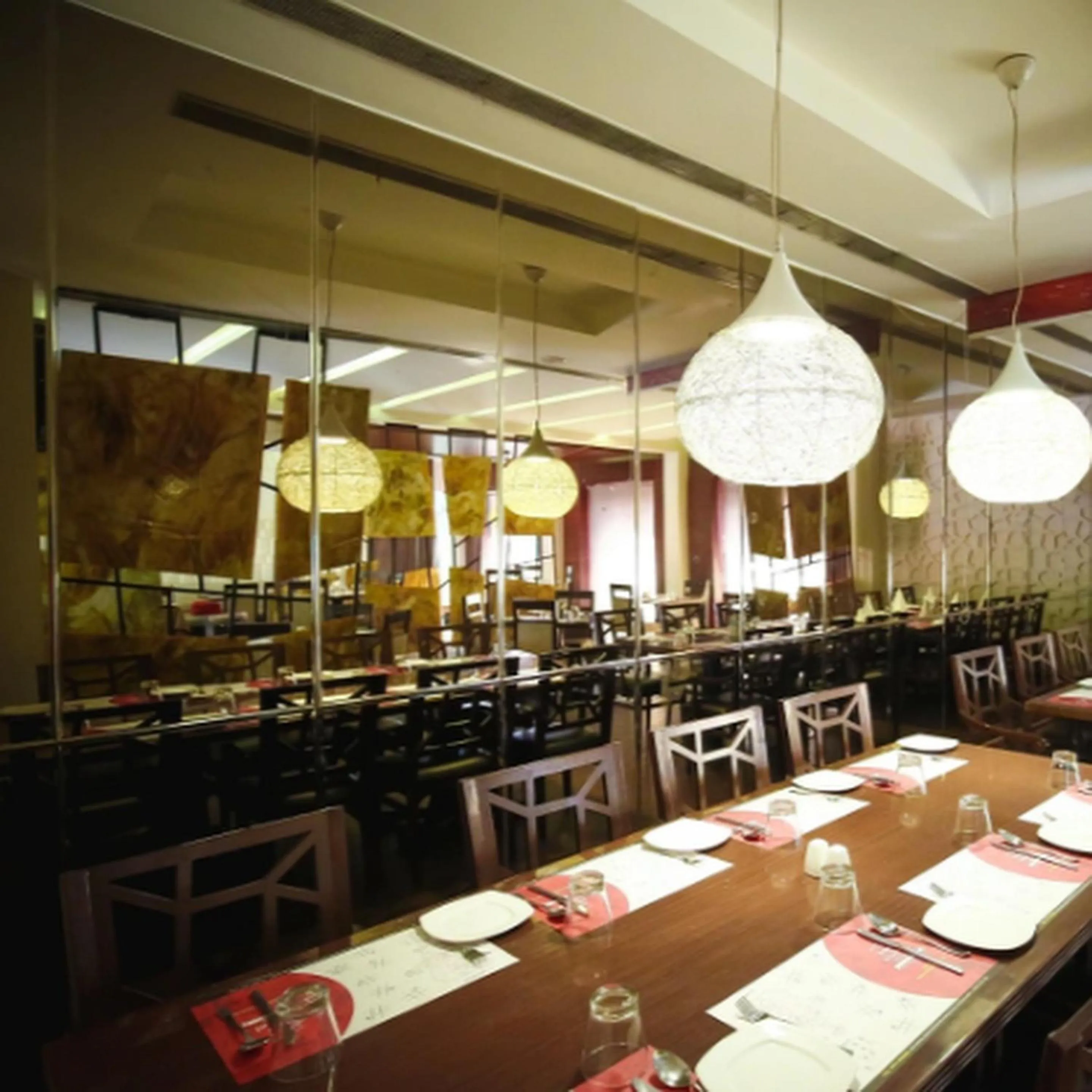 Restaurant/places to eat in Regency Square Hotel