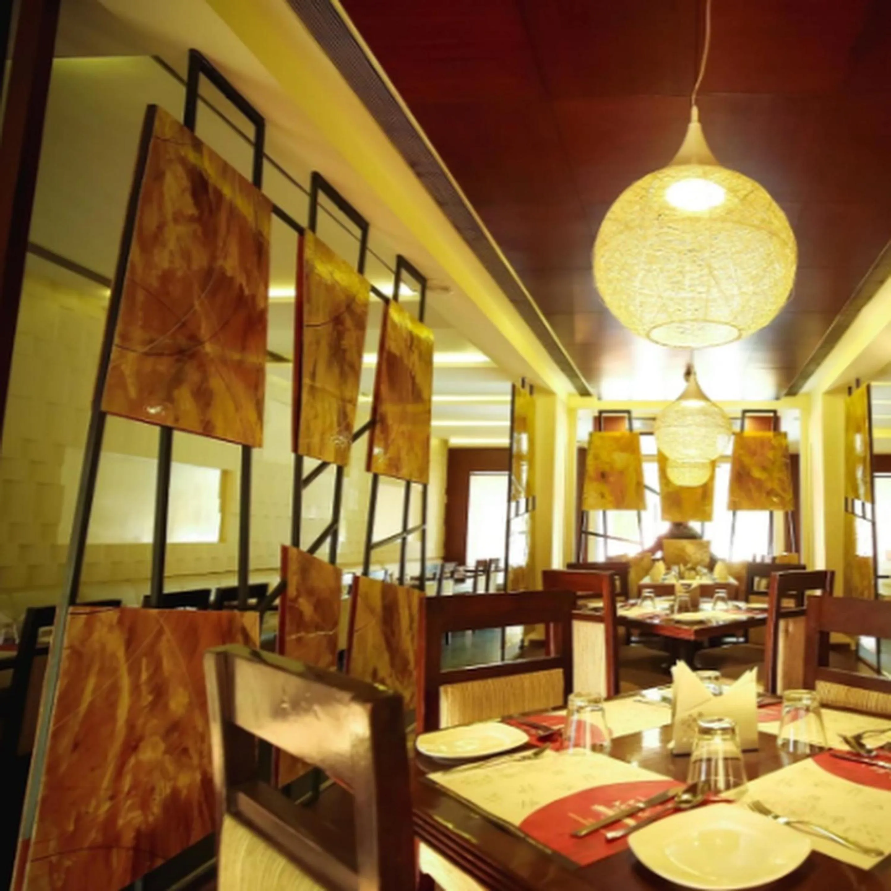 Restaurant/places to eat in Regency Square Hotel