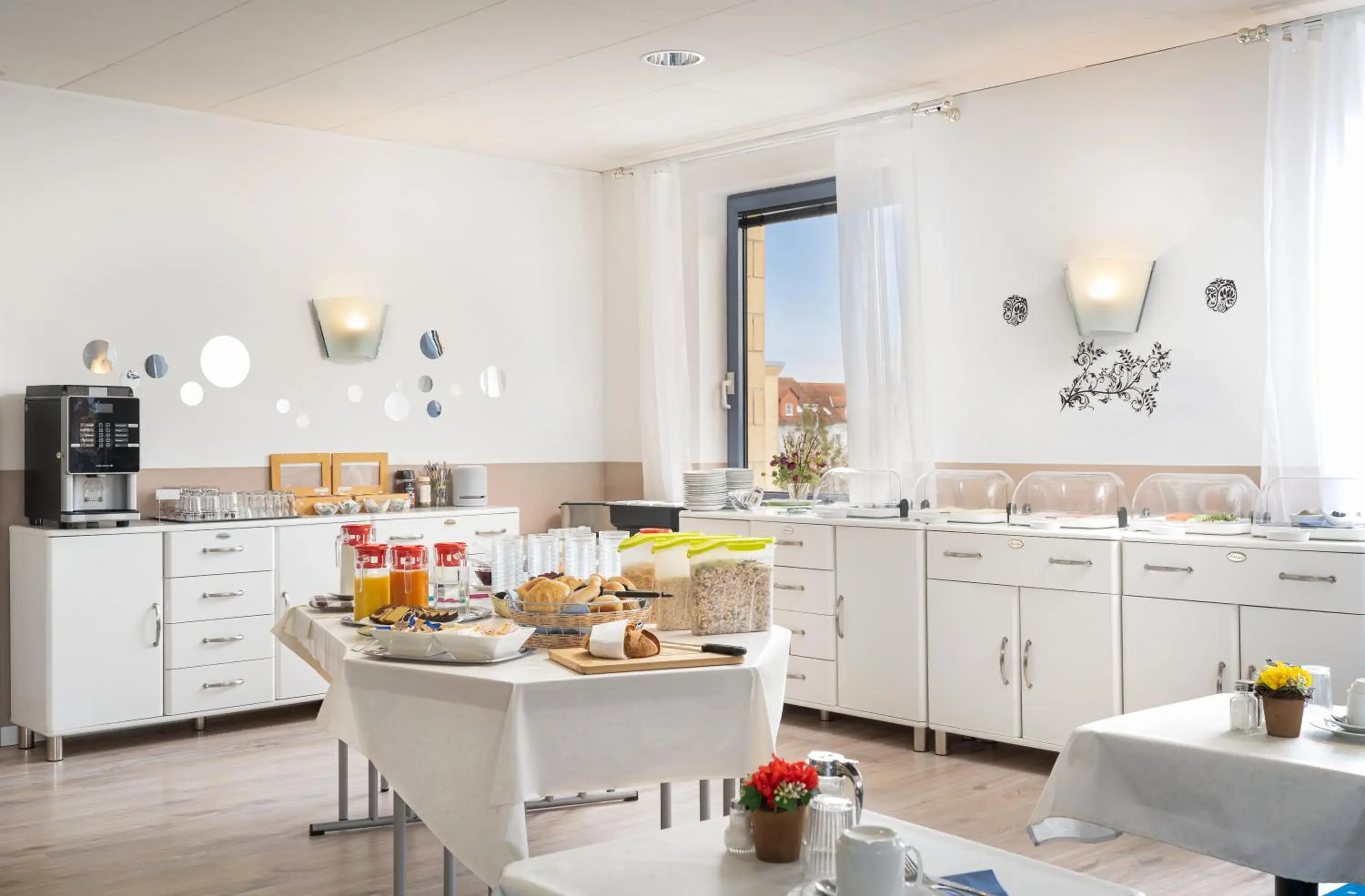 Buffet breakfast in Mainstreet Hotel Buffet breakfast in Mainstreet Hotel