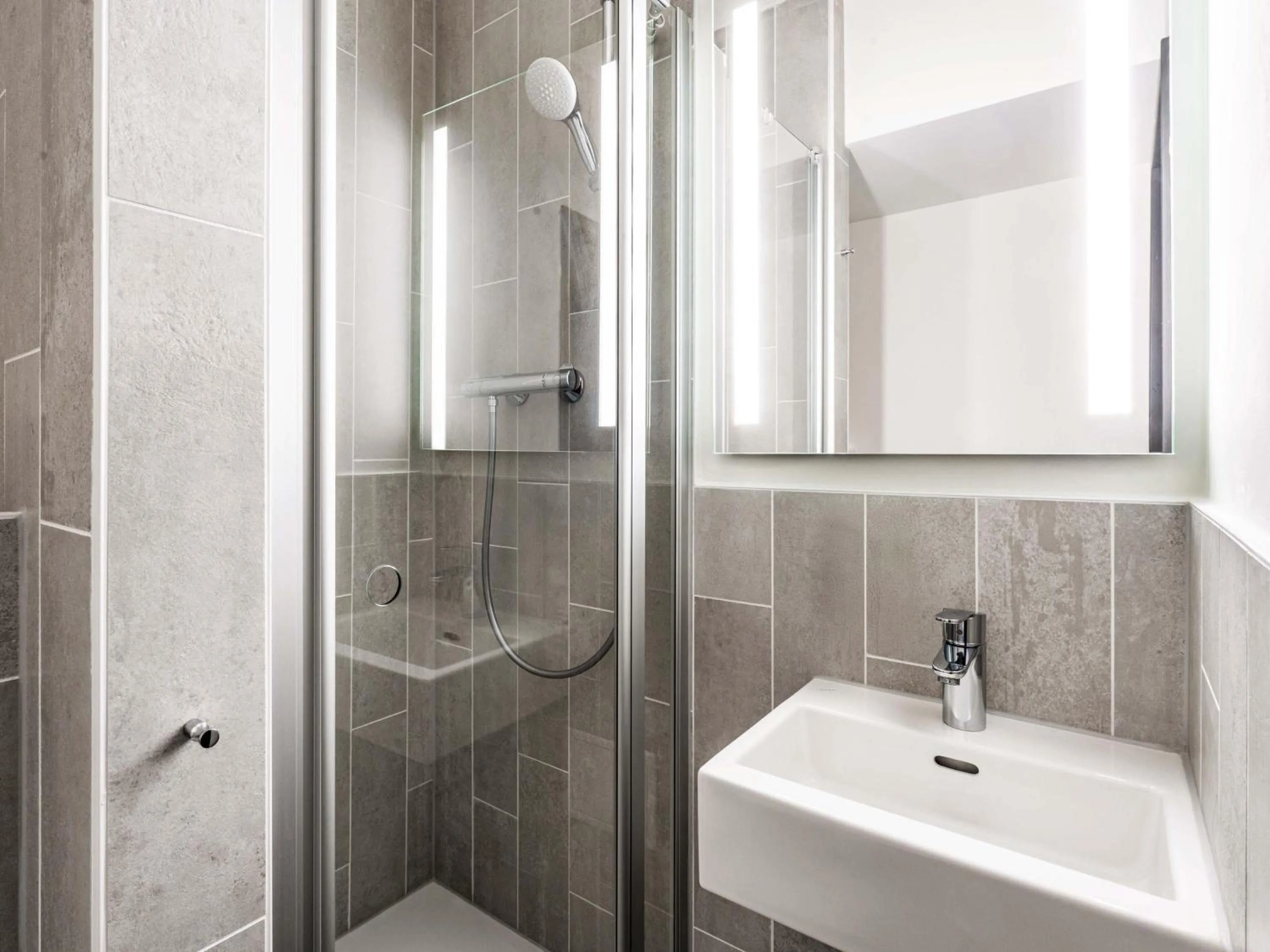 Shower in B&B Hotel Hannover-Nord