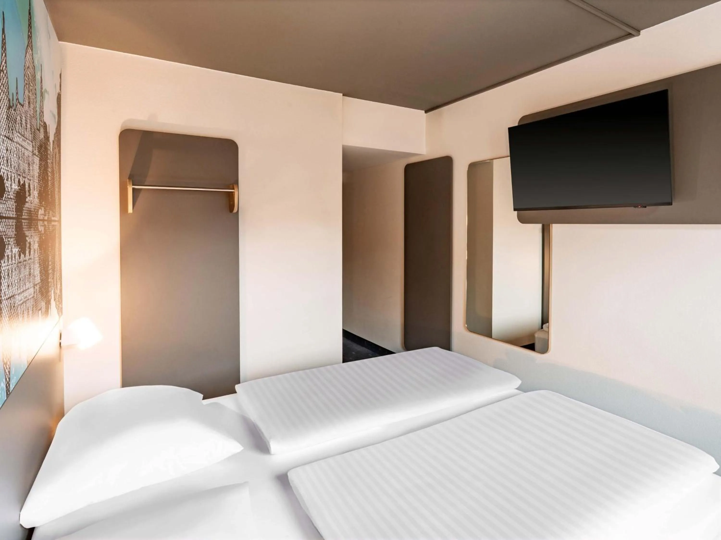 Photo of the whole room, Bed in B&B Hotel Hannover-Nord