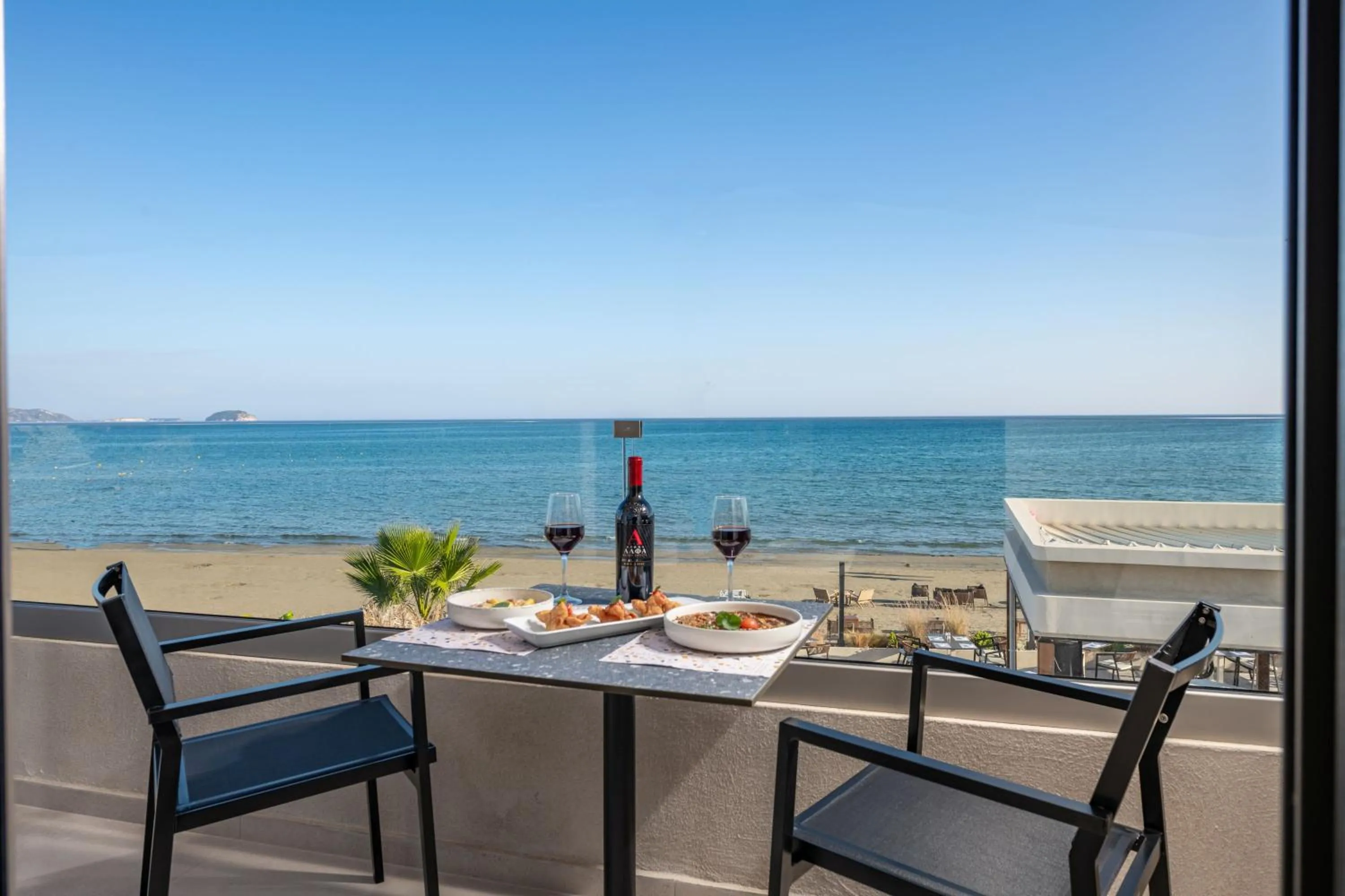 Horizon Apartments - Beachfront Luxury, by ZanteWize