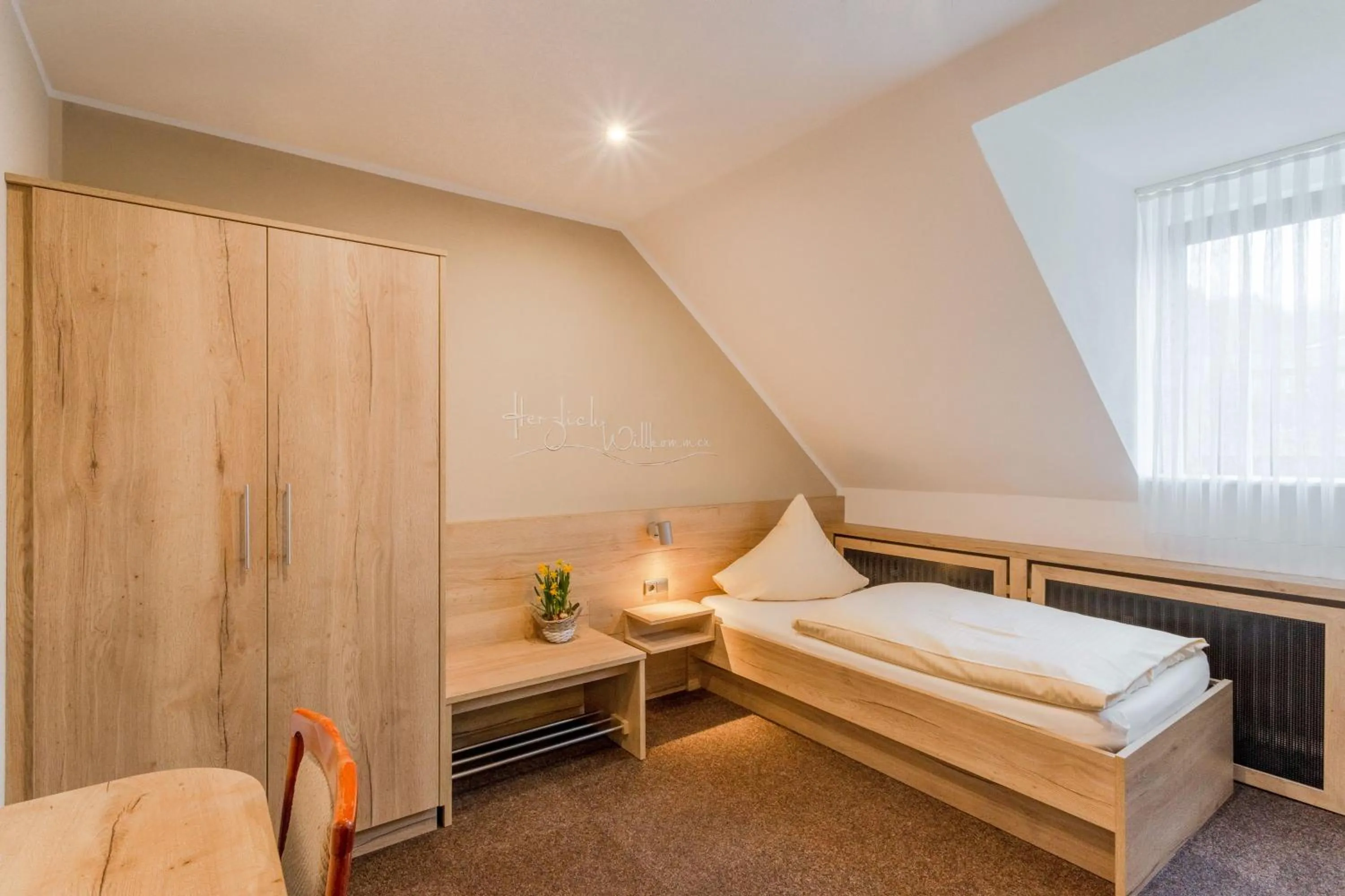 Bedroom, Bed in Hotel Restaurant Zur Neroburg