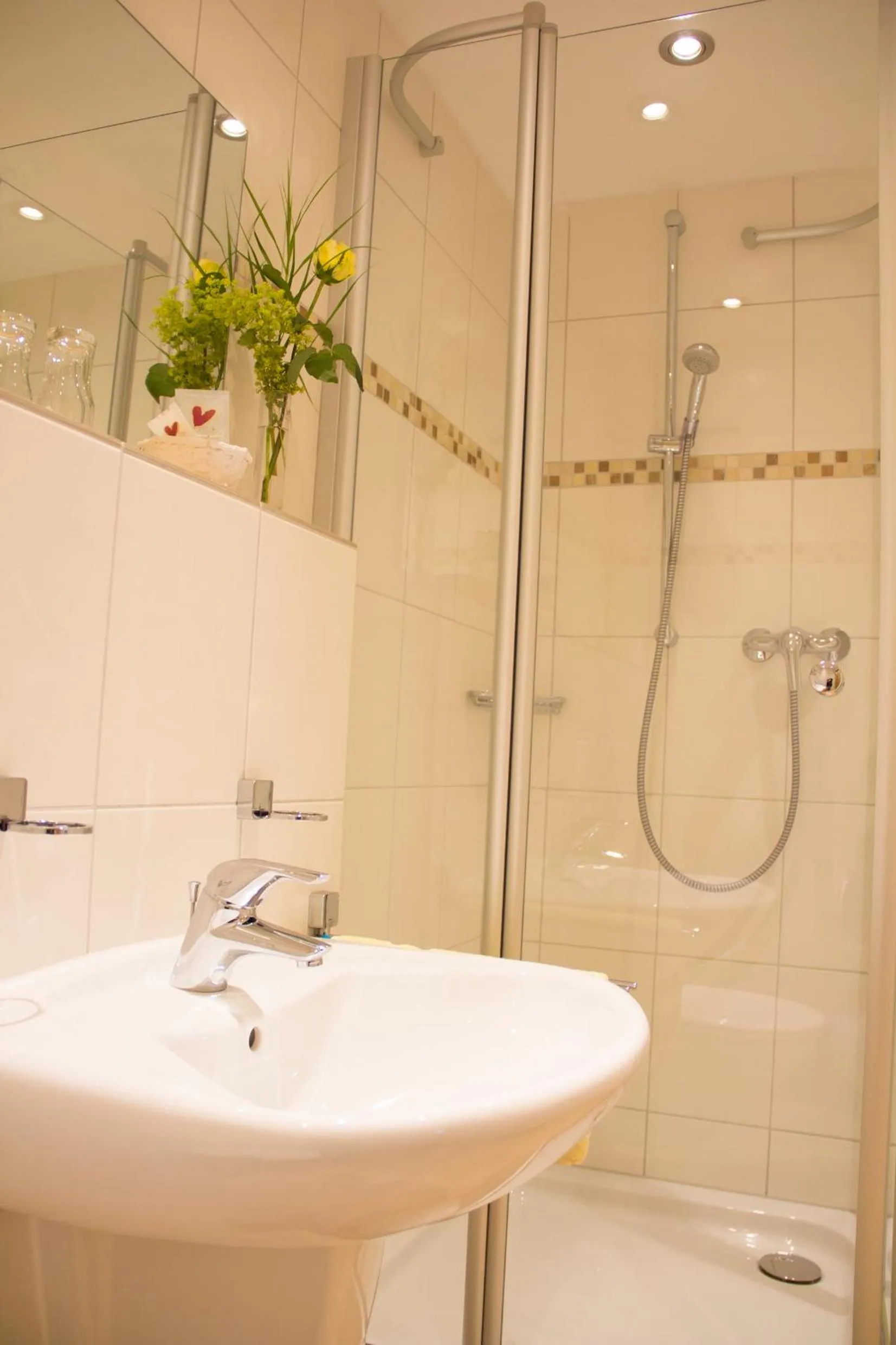 Shower in Hotel Restaurant Zur Neroburg