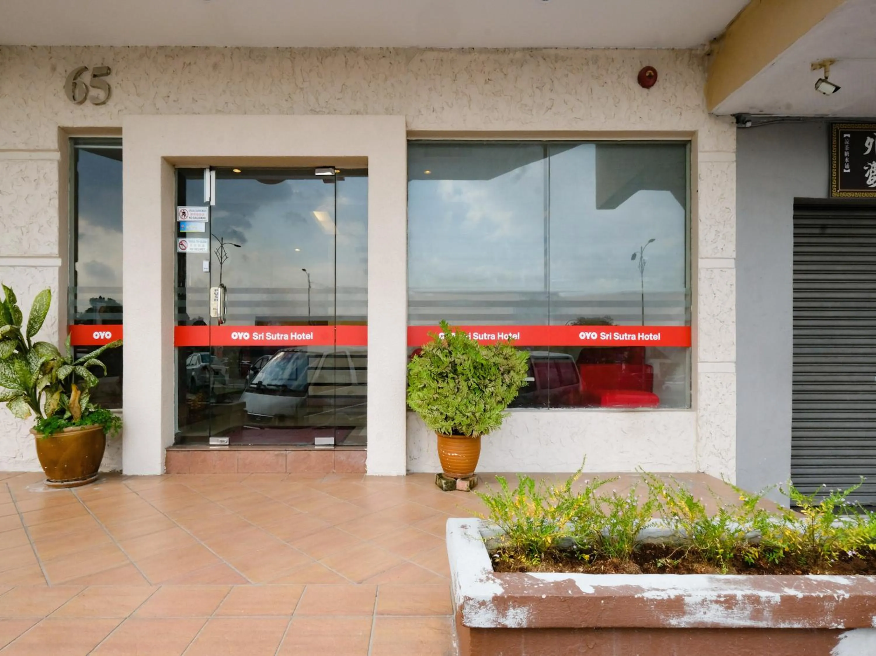 Facade/entrance in OYO 89968 Sri Sutra Hotel