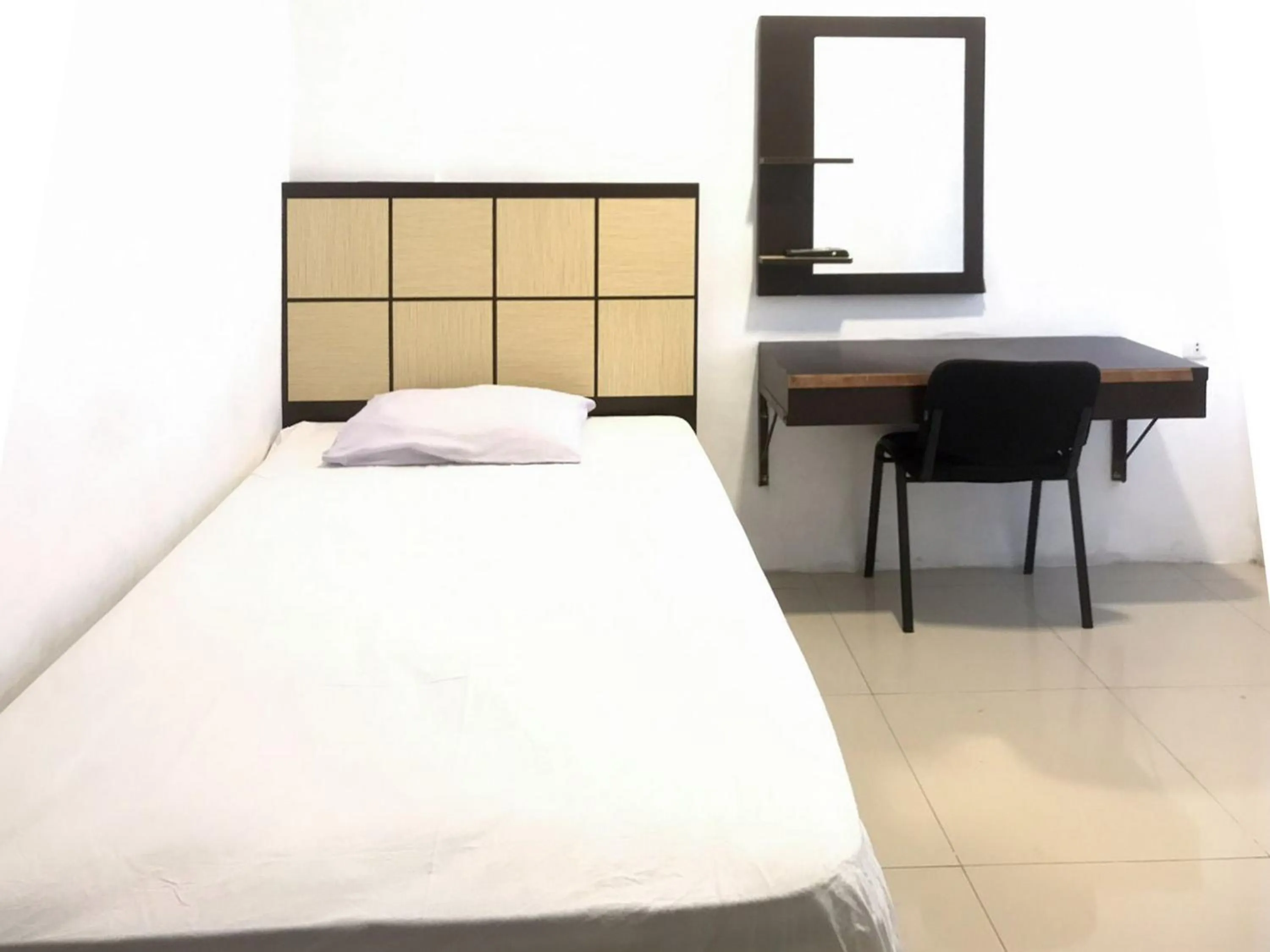 Bedroom, Bed in Rose House RedPartner