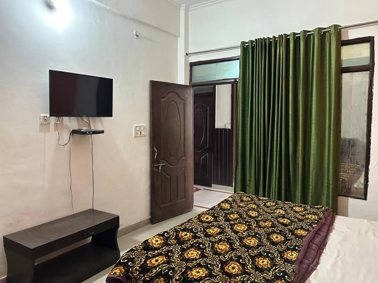 TV and multimedia in Hotel Blue Star