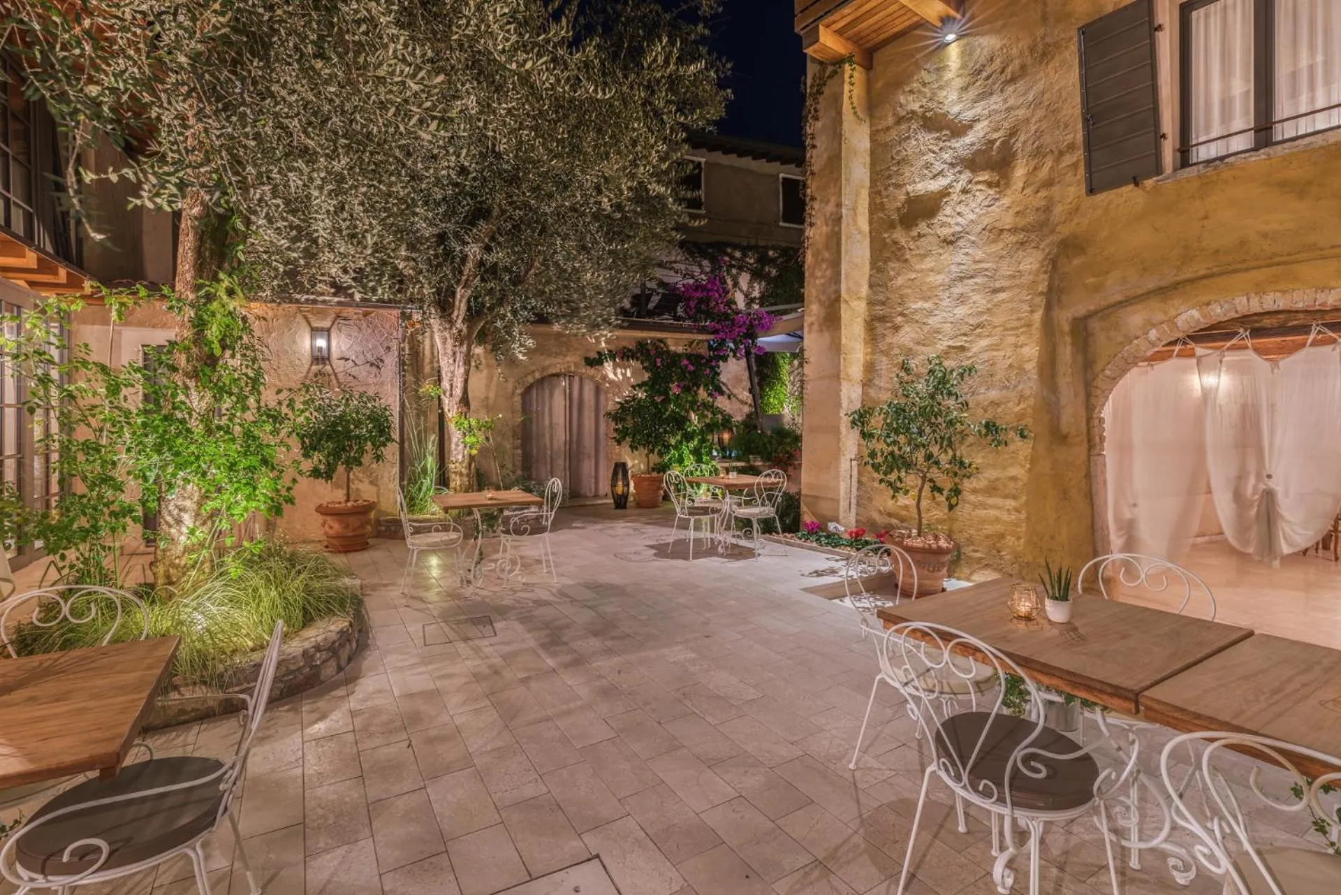 Patio in Corte Alma Spa and Luxury Home