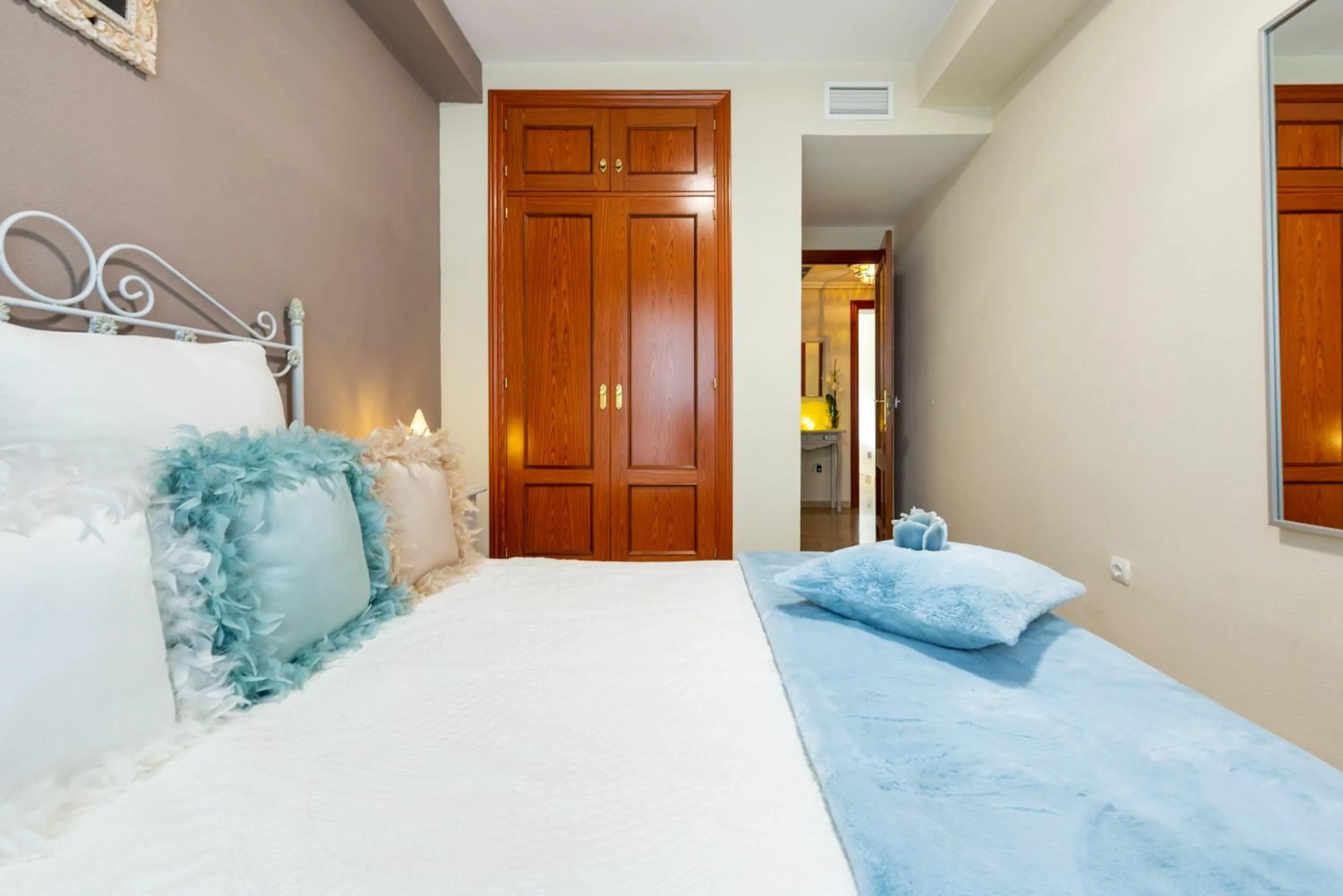 Living room, Bed in Colina del Bajondillo