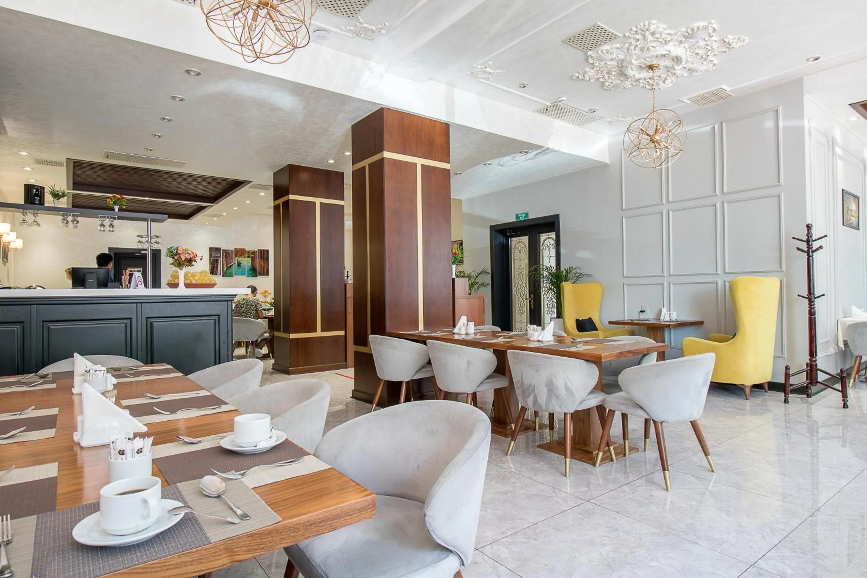 Restaurant/places to eat in Qushbegi Plaza Hotel