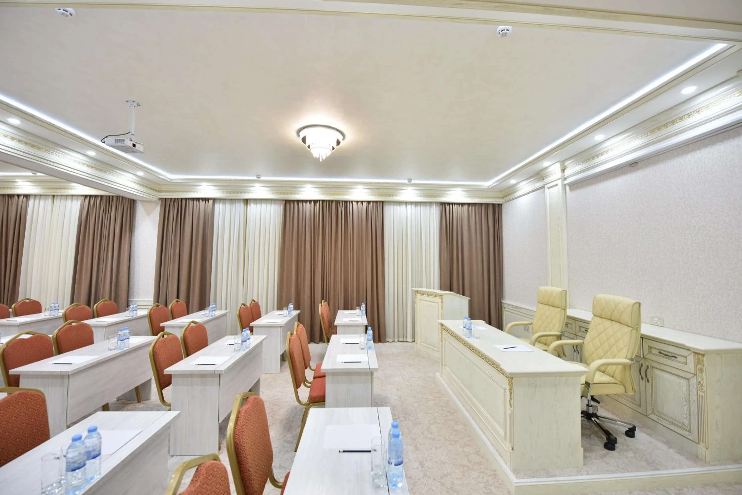 Business facilities in Qushbegi Plaza Hotel