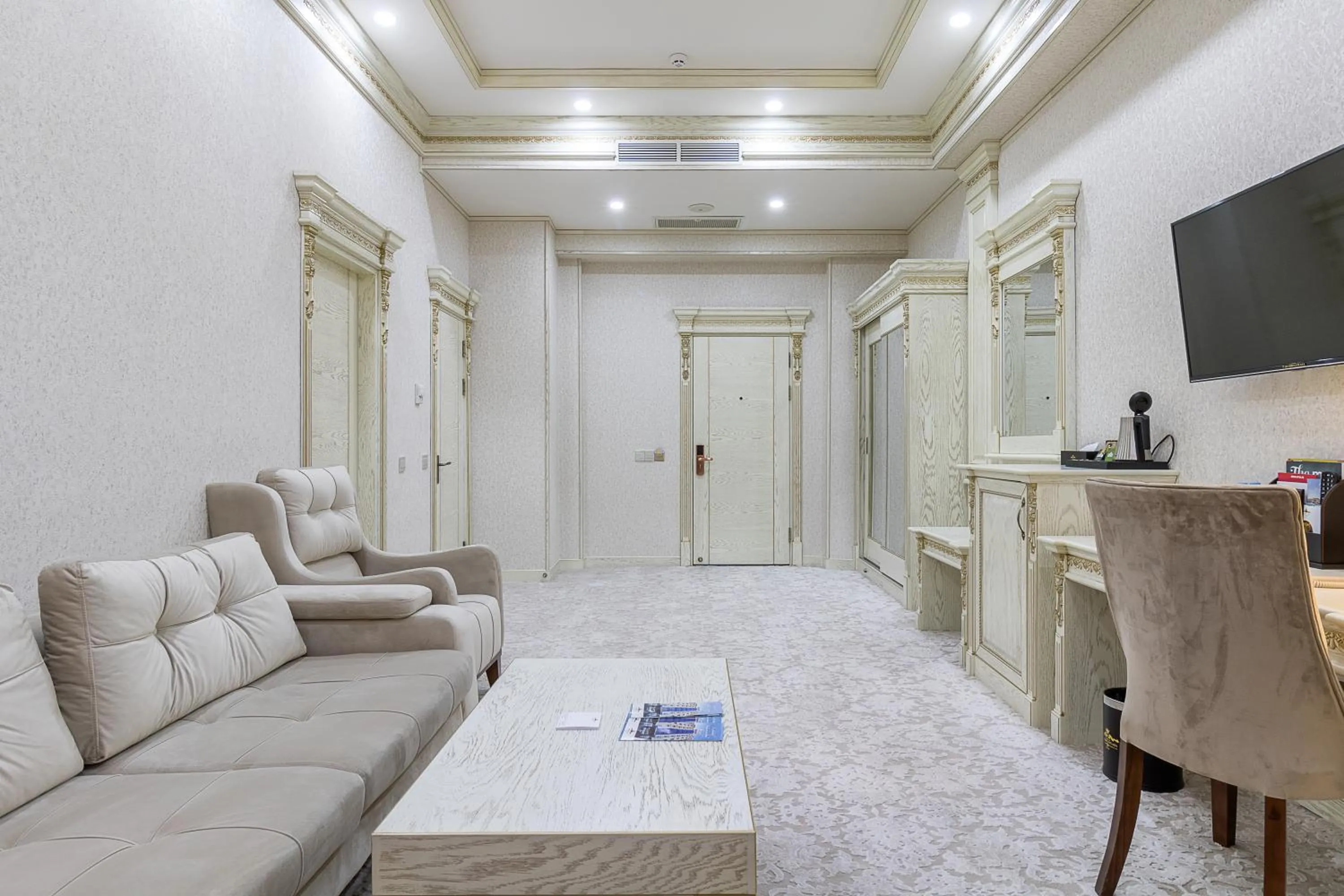 Communal lounge/ TV room in Qushbegi Plaza Hotel