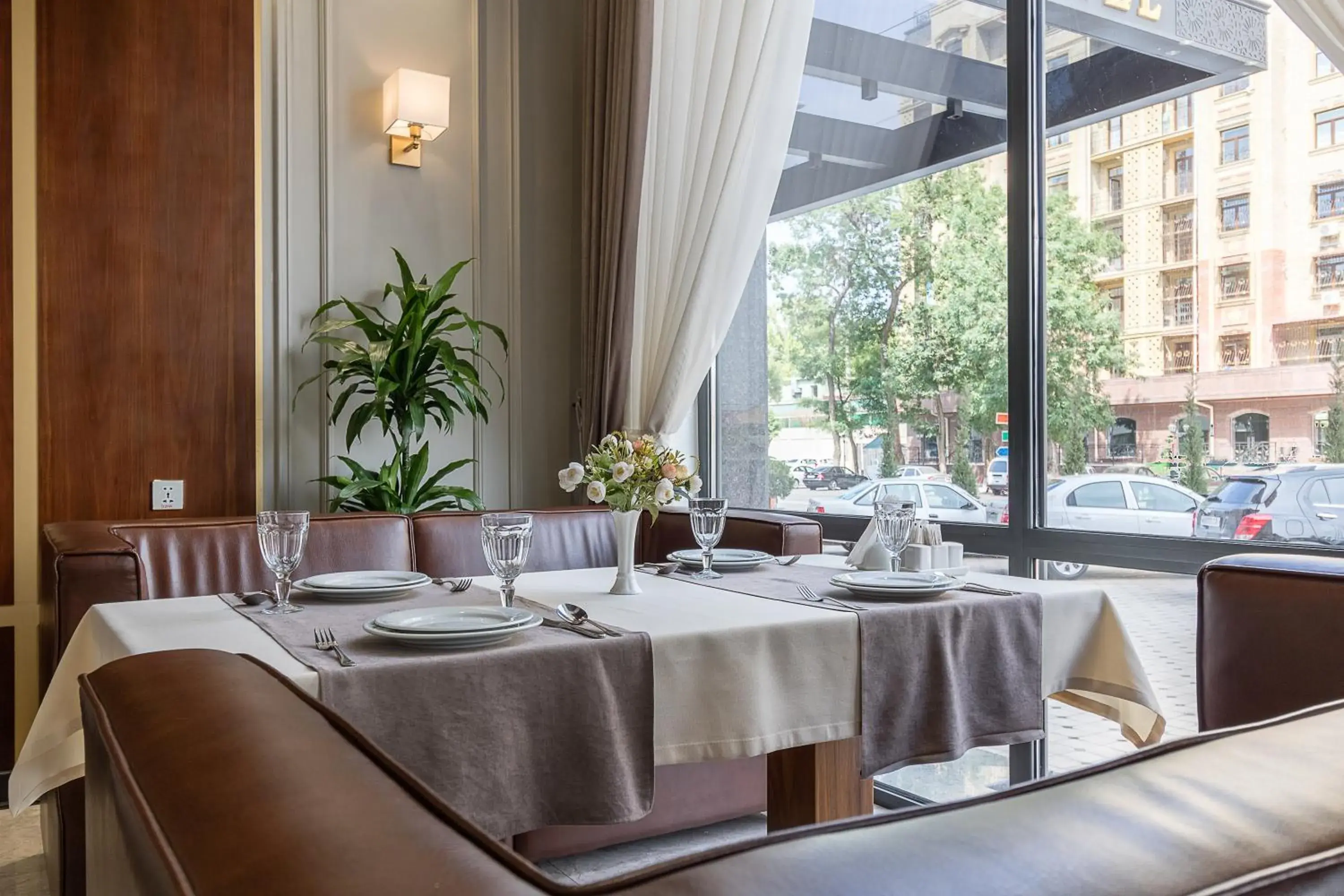 Restaurant/places to eat in Qushbegi Plaza Hotel Restaurant/places to eat in Qushbegi Plaza Hotel