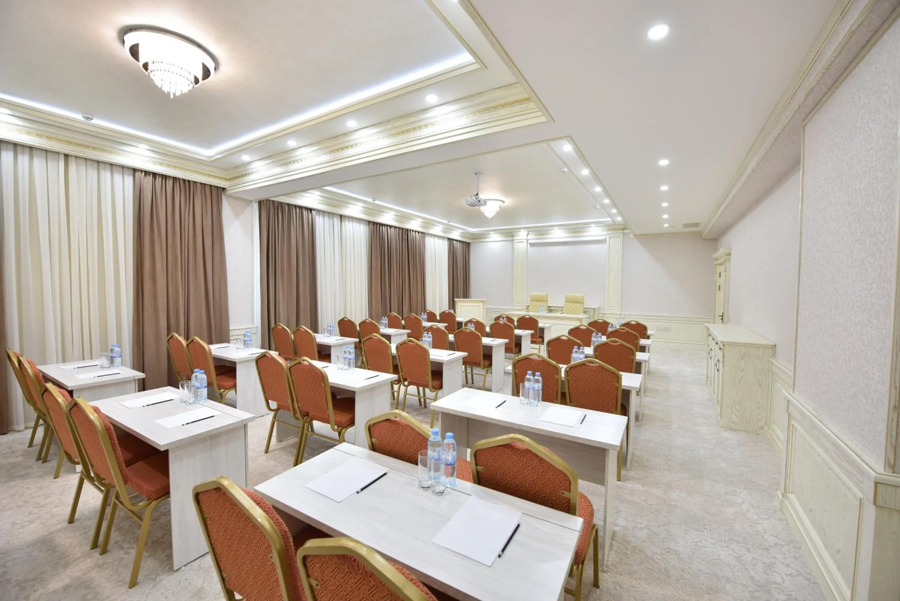 Business facilities in Qushbegi Plaza Hotel