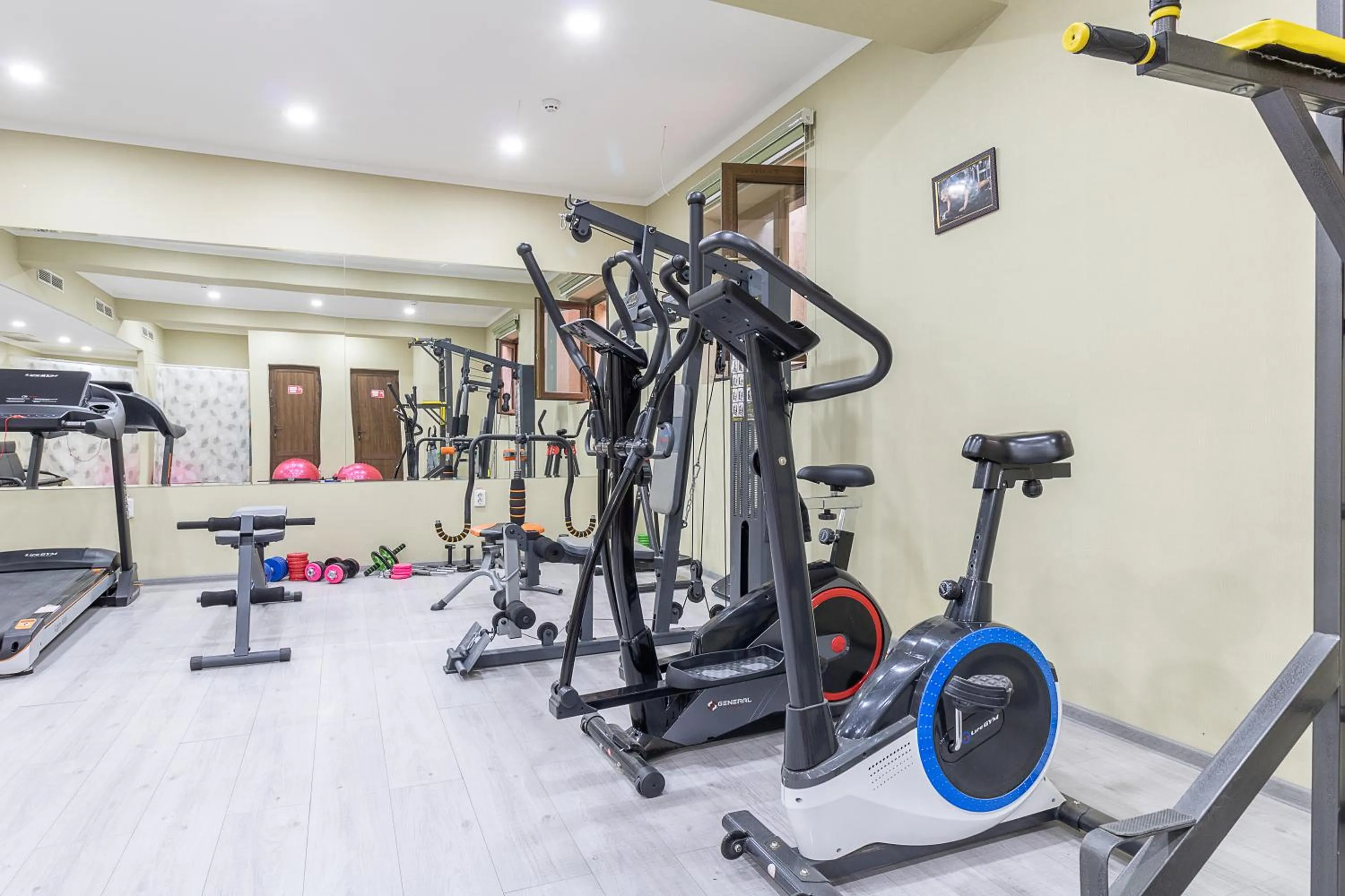 Fitness centre/facilities in Qushbegi Plaza Hotel