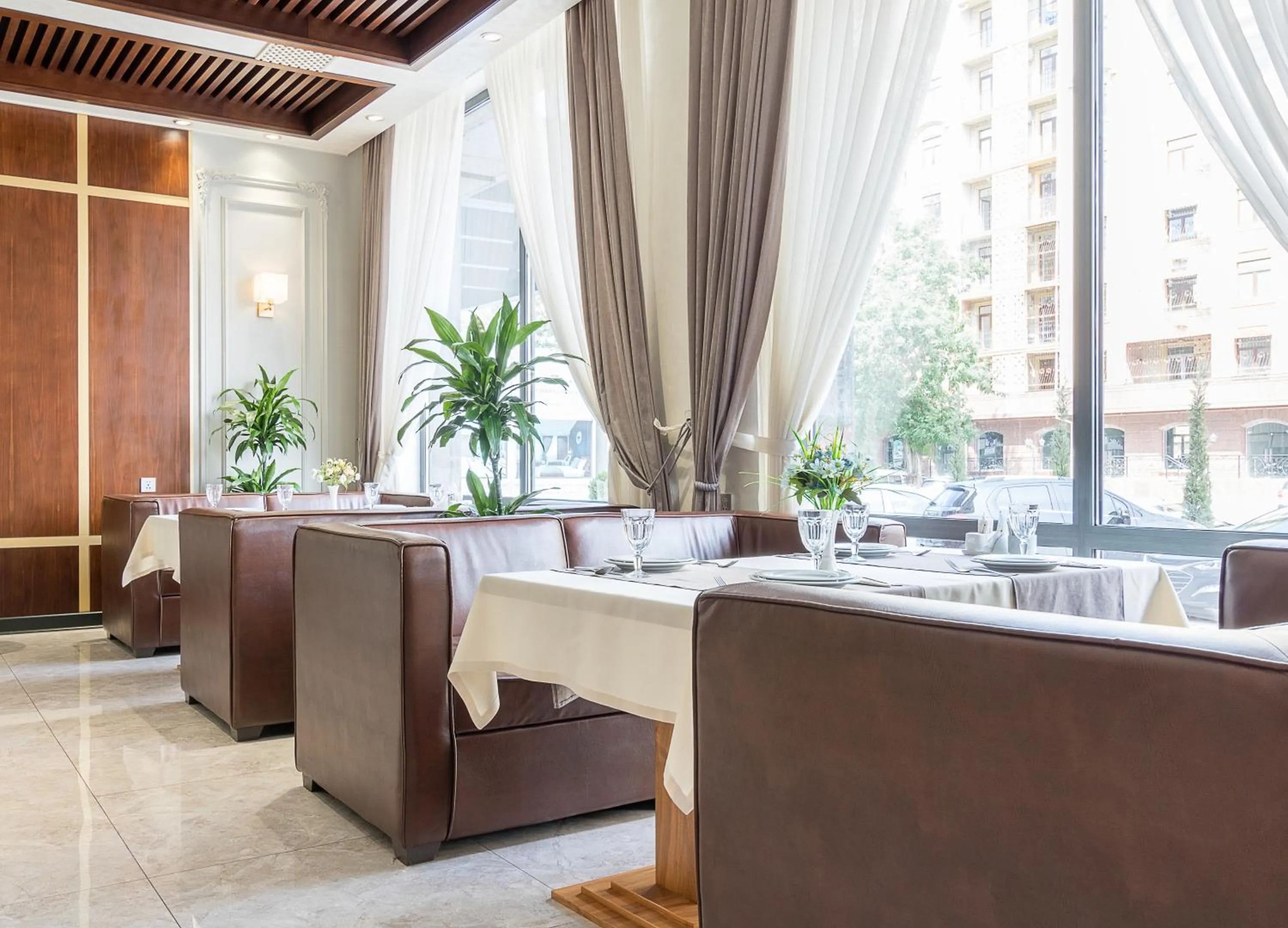 Restaurant/places to eat in Qushbegi Plaza Hotel