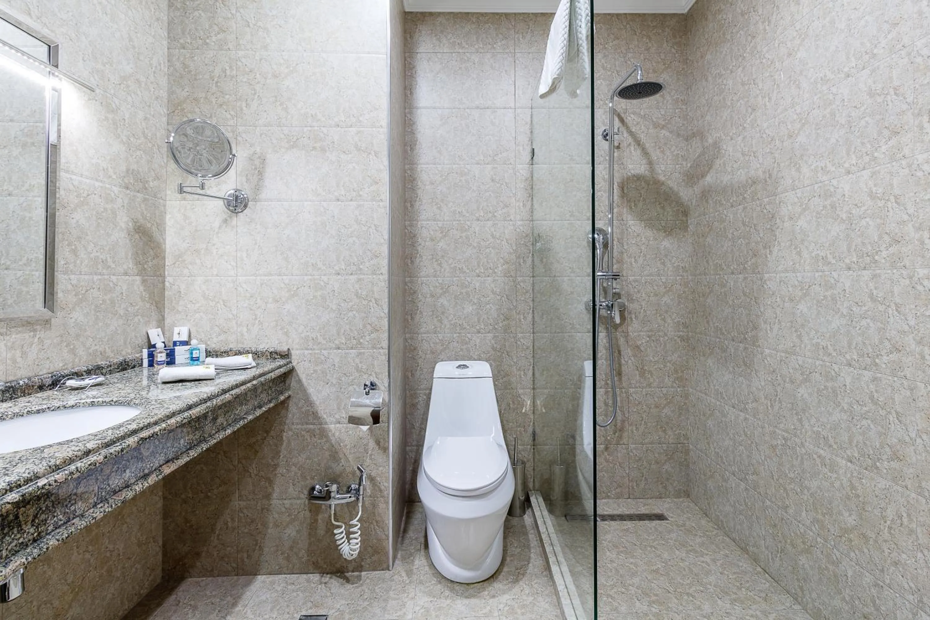 Shower in Qushbegi Plaza Hotel