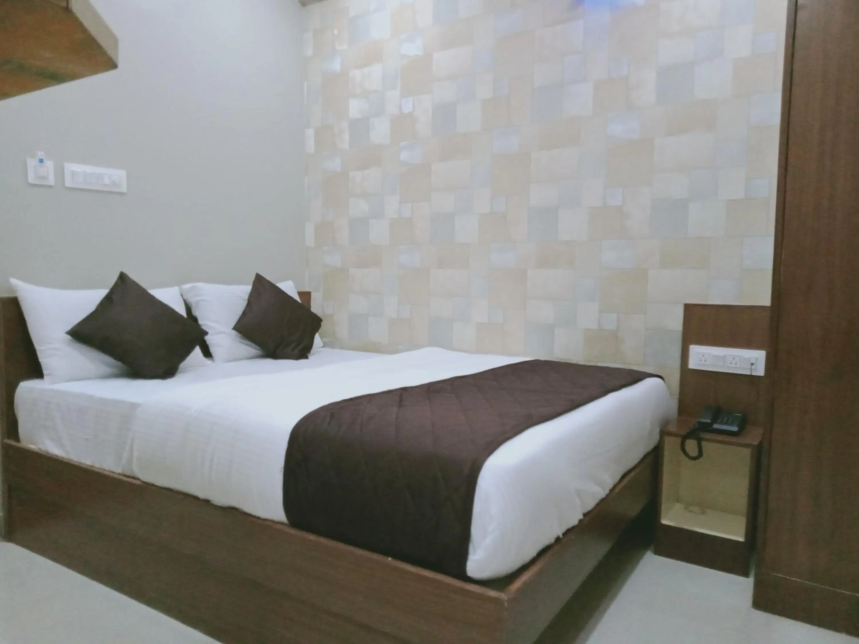 Bathroom, Bed in Olivia Inn And Suites