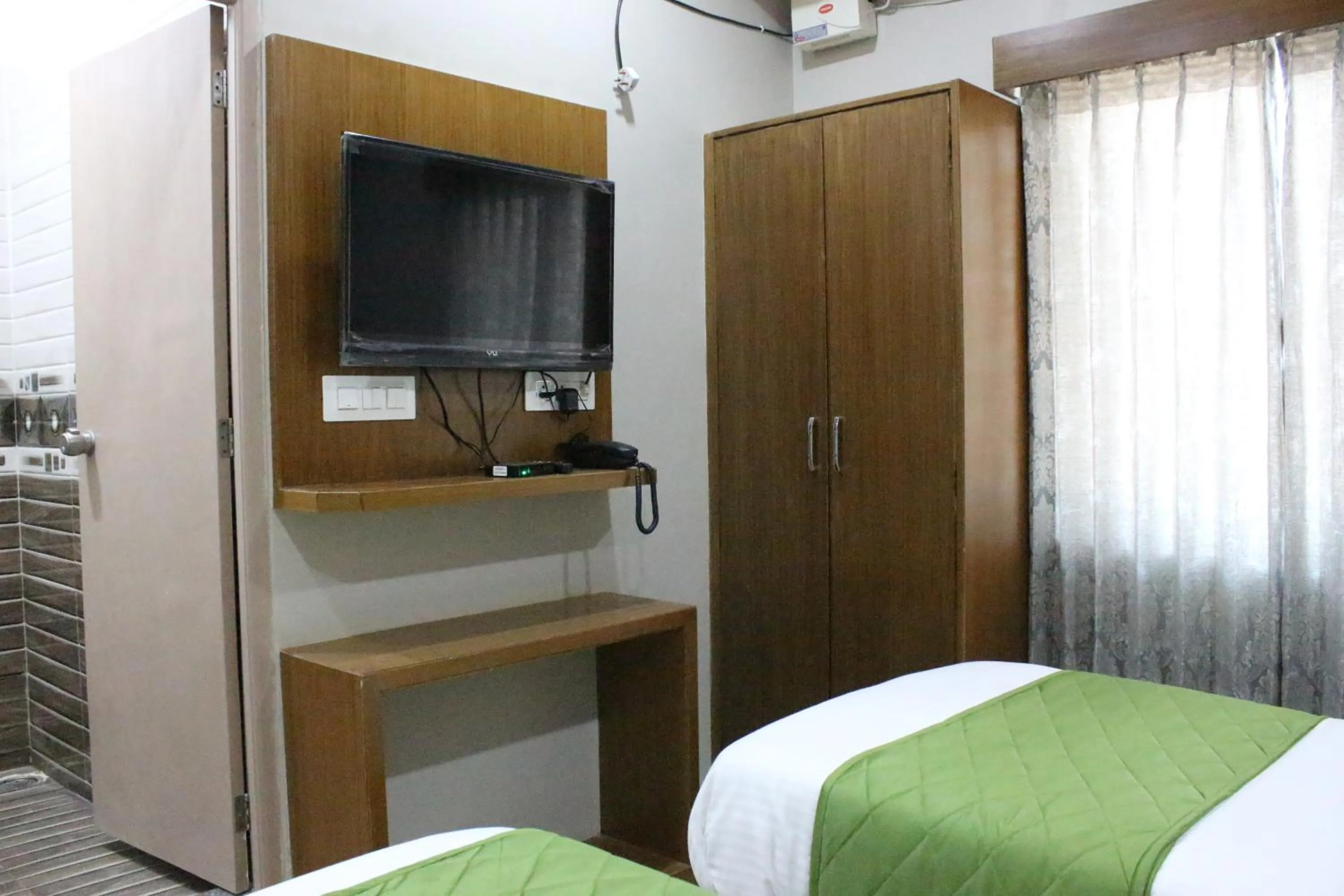 Communal lounge/ TV room, Bed in Olivia Inn And Suites