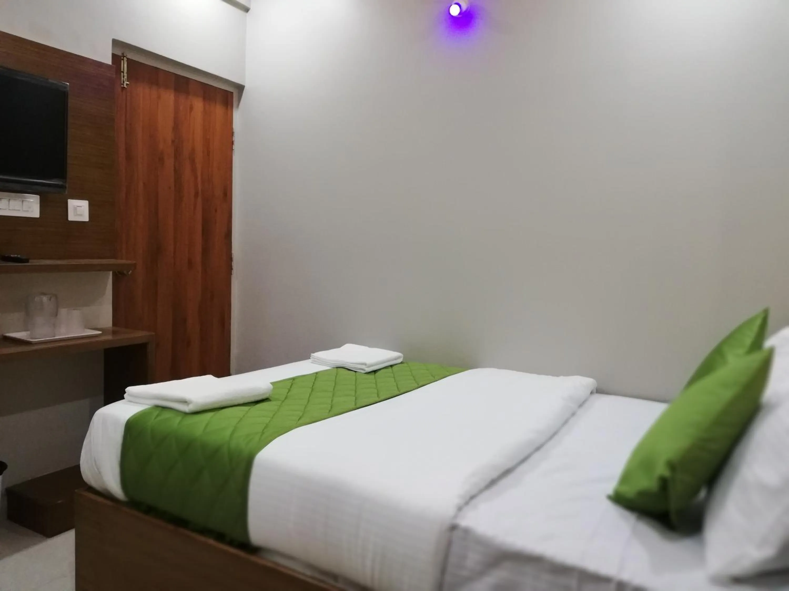 Bathroom, Bed in Olivia Inn And Suites