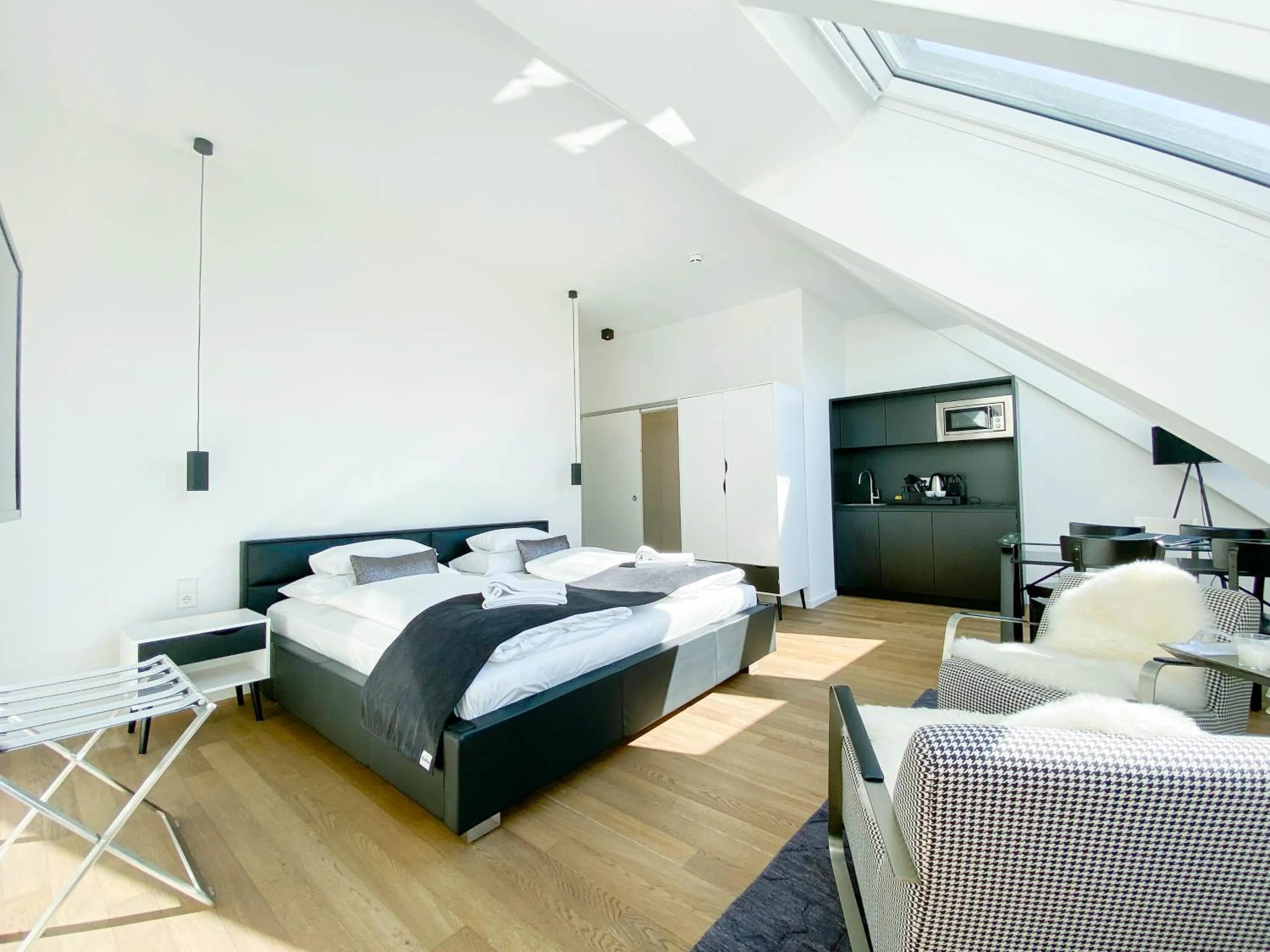Photo of the whole room, Bed in Blackhome Graz I contactless check-in