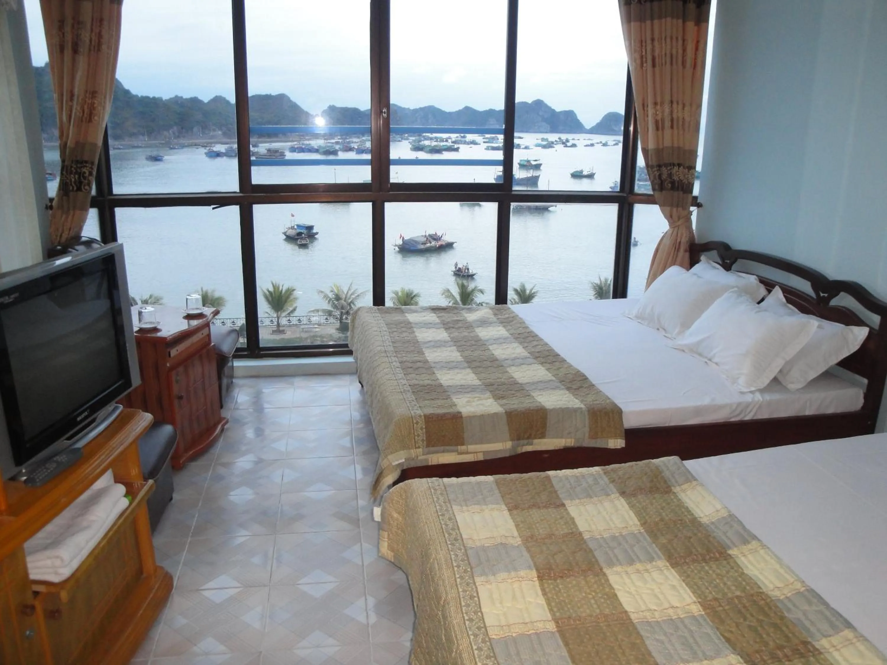 Mountain view, Bed in Phuong Mai Family Hotel