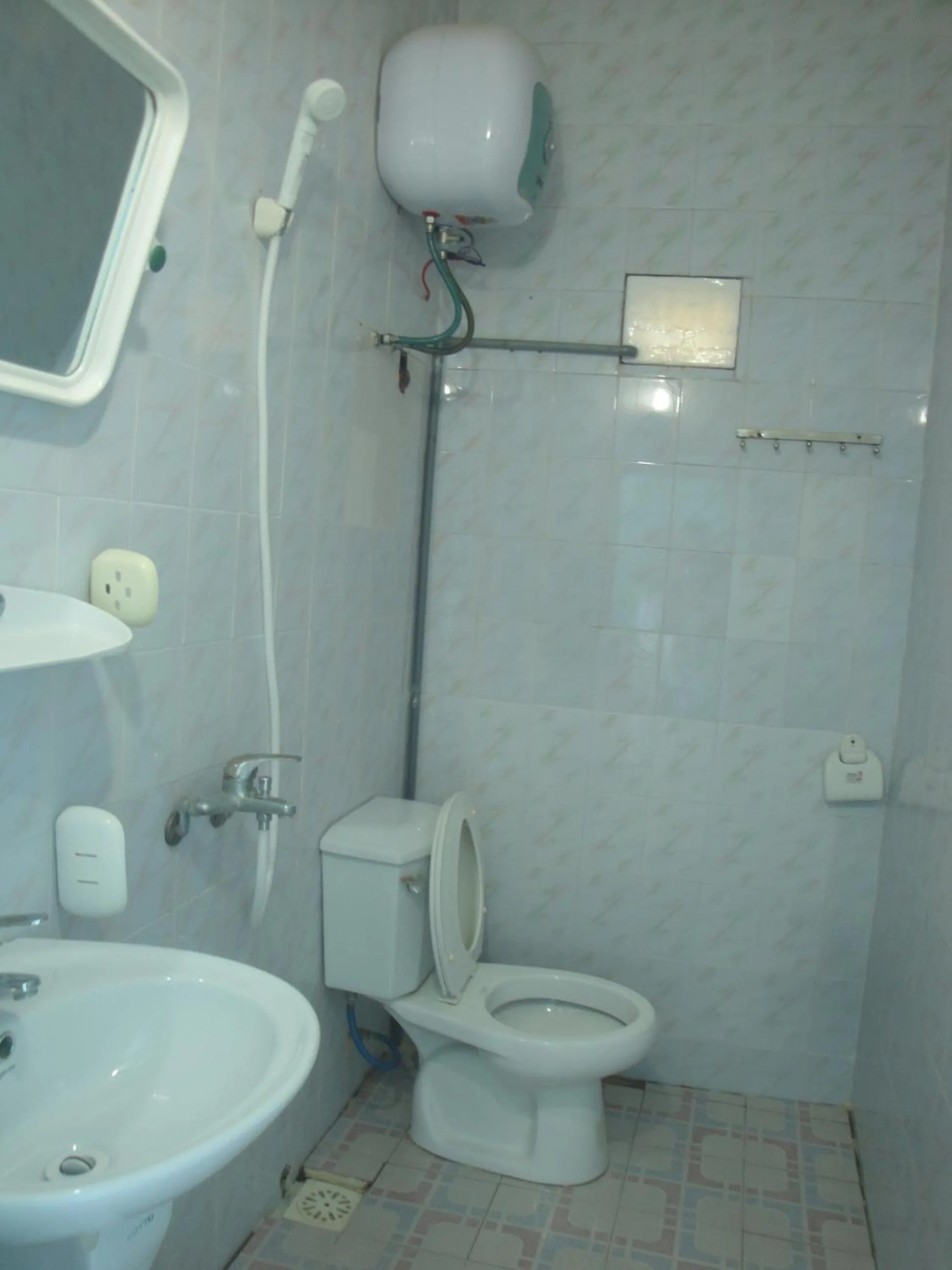 Toilet in Phuong Mai Family Hotel