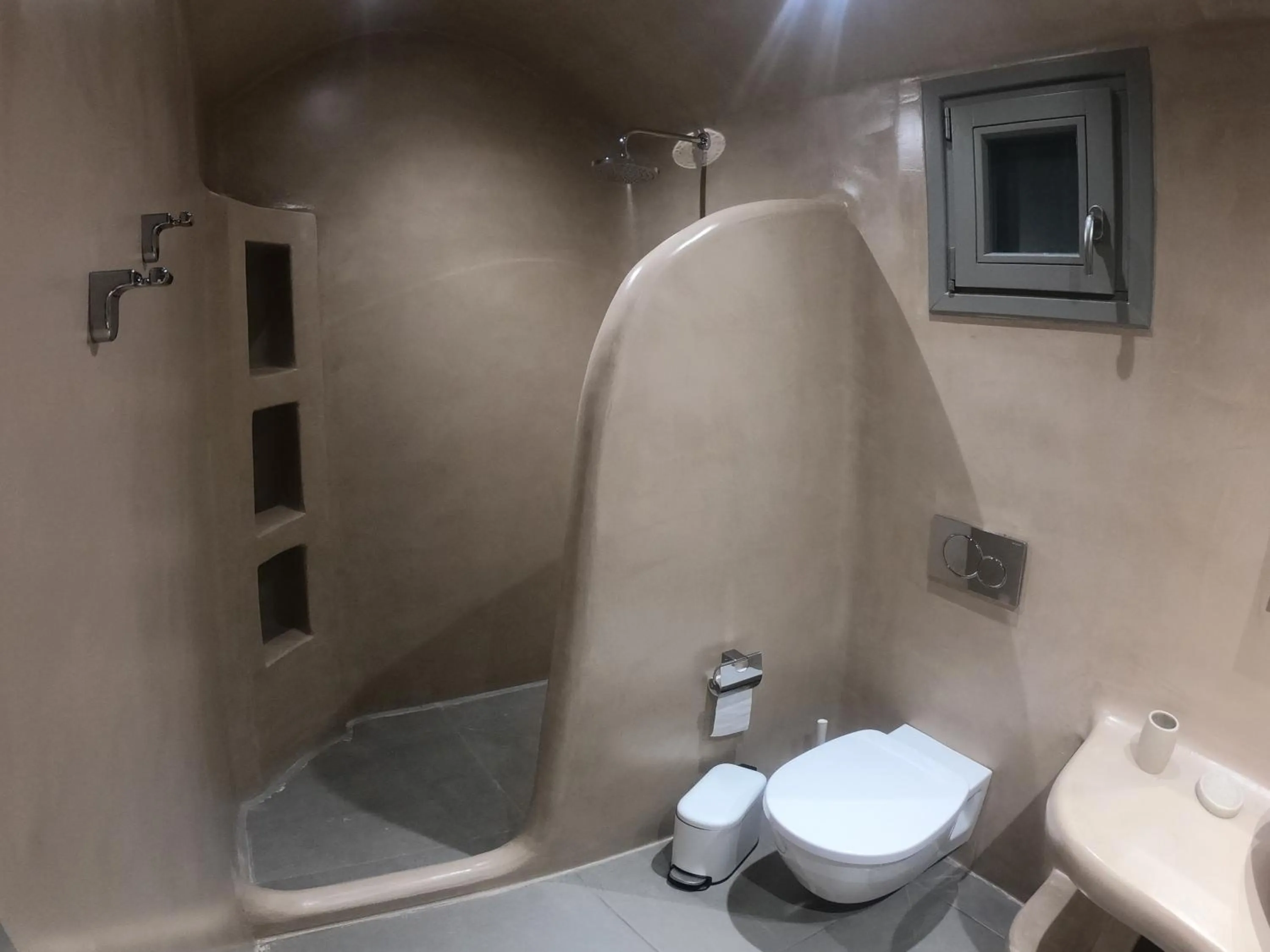 Shower in Amphitrite Suites Santorini