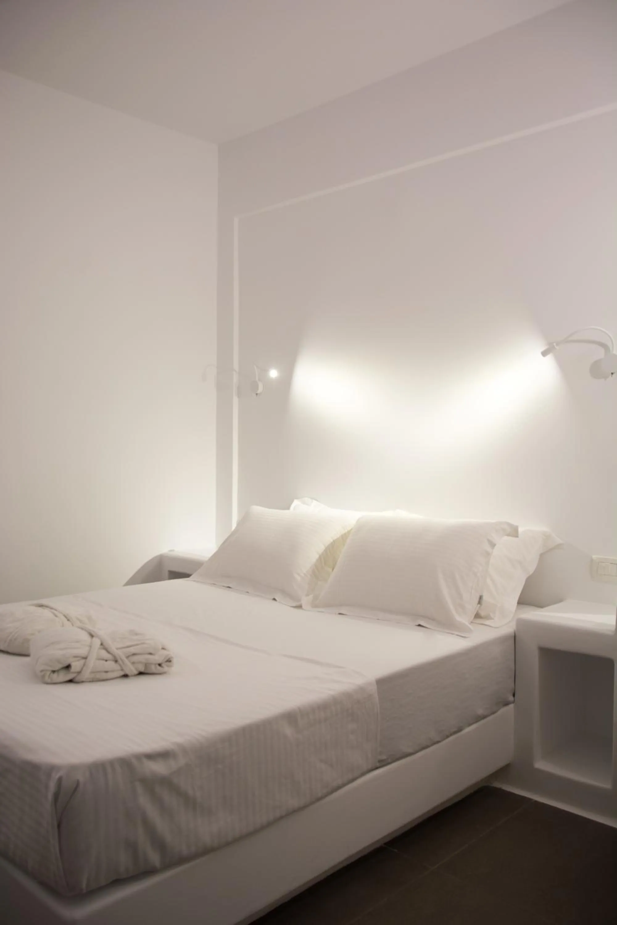 Bed in Amphitrite Suites Santorini