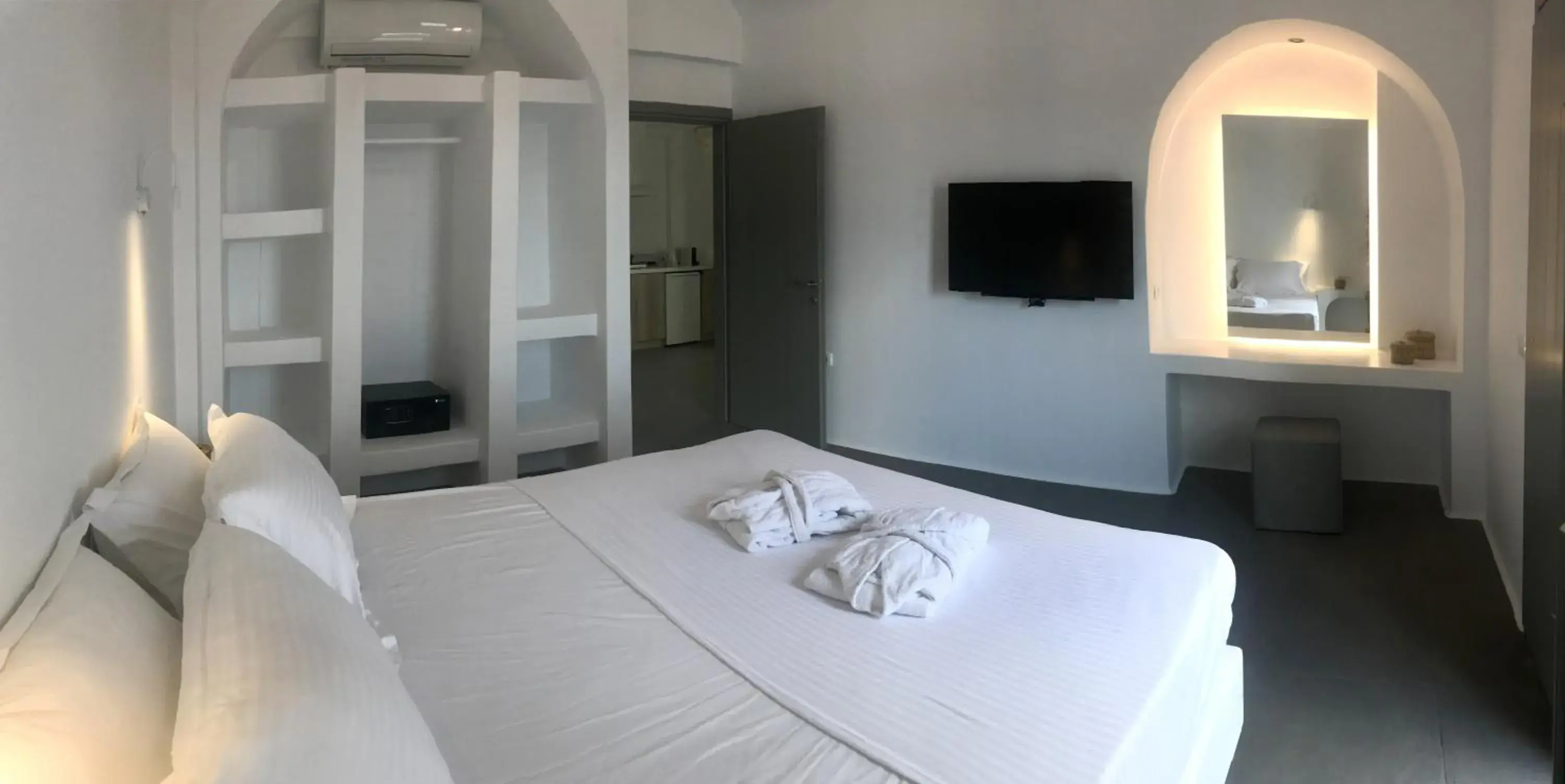 Bed in Amphitrite Suites Santorini Bed in Amphitrite Suites Santorini