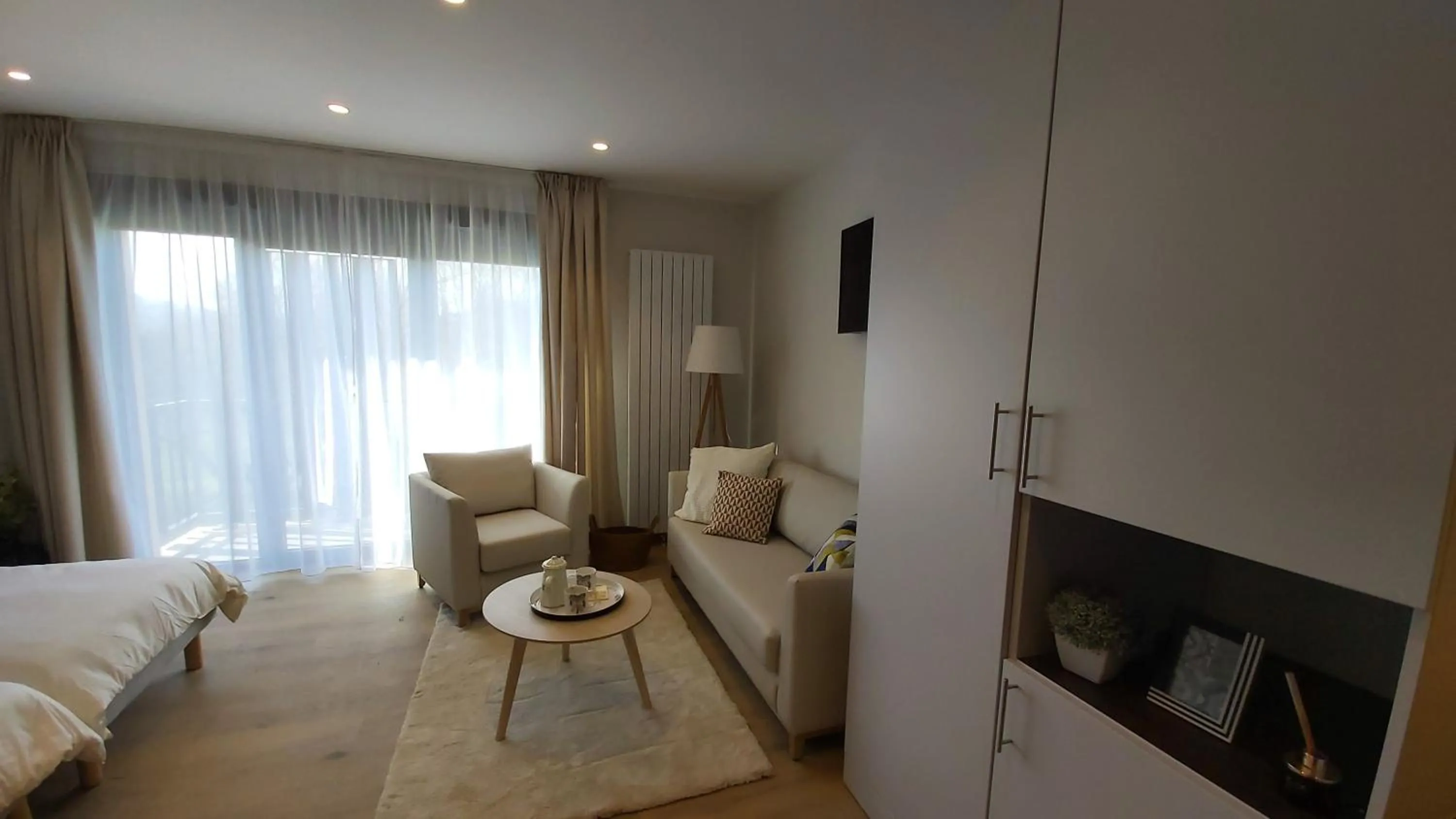 Communal lounge/ TV room, Bed in Villa Thermae Santenay