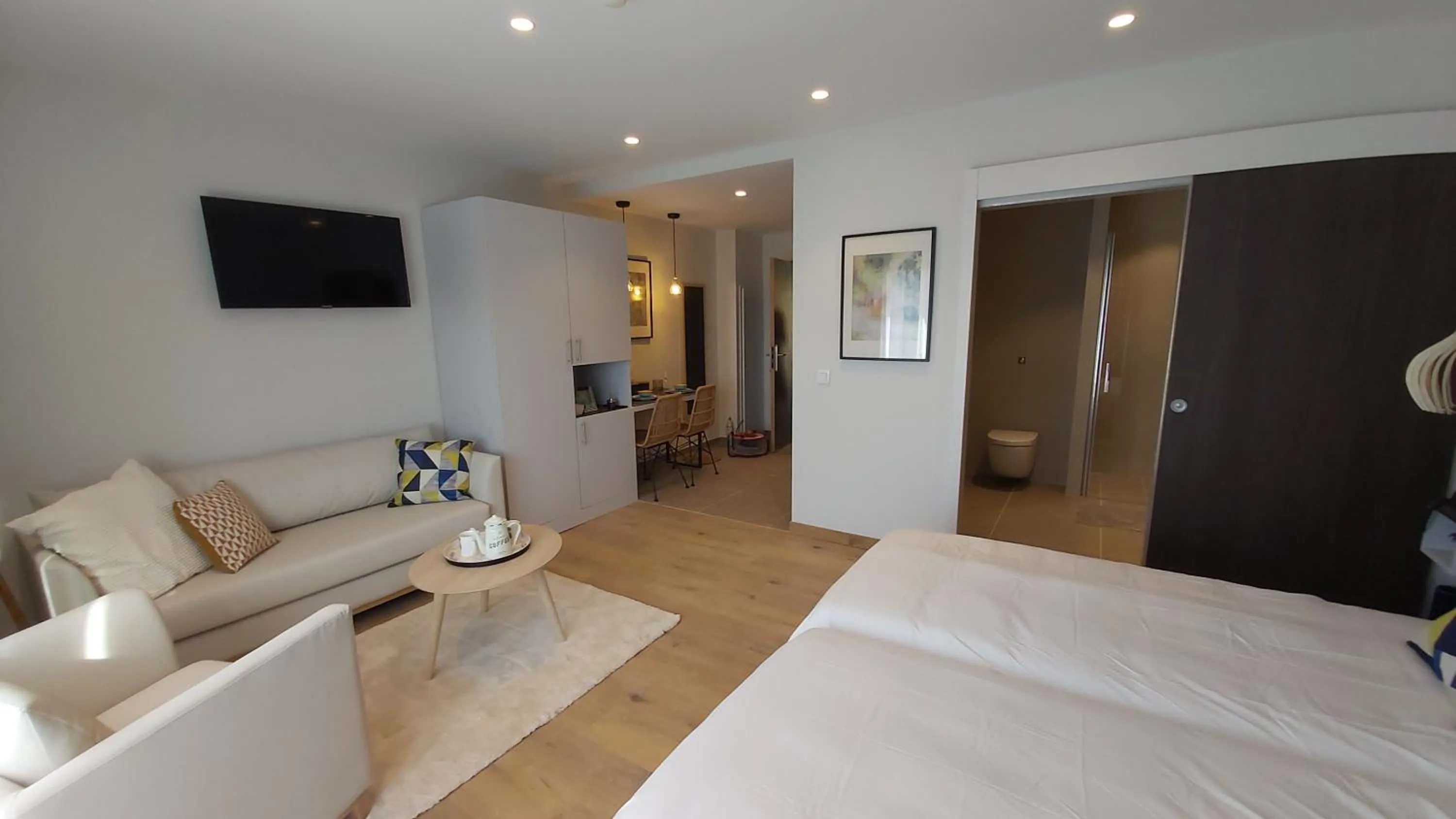 Communal lounge/ TV room, Bed in Villa Thermae Santenay