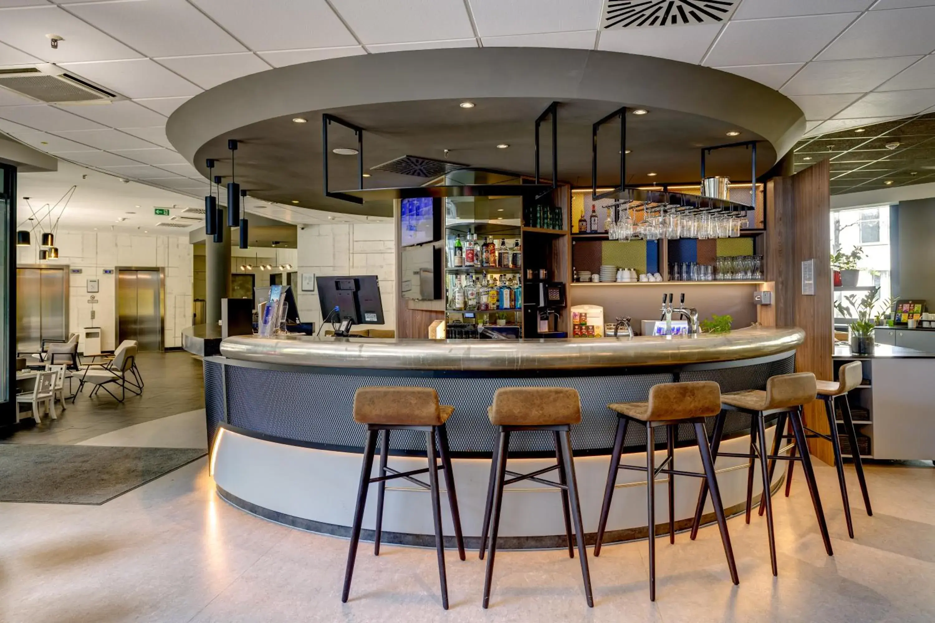 Lounge or bar in Novotel Suites München Parkstadt Schwabing Lounge or bar in Novotel Suites München Parkstadt Schwabing