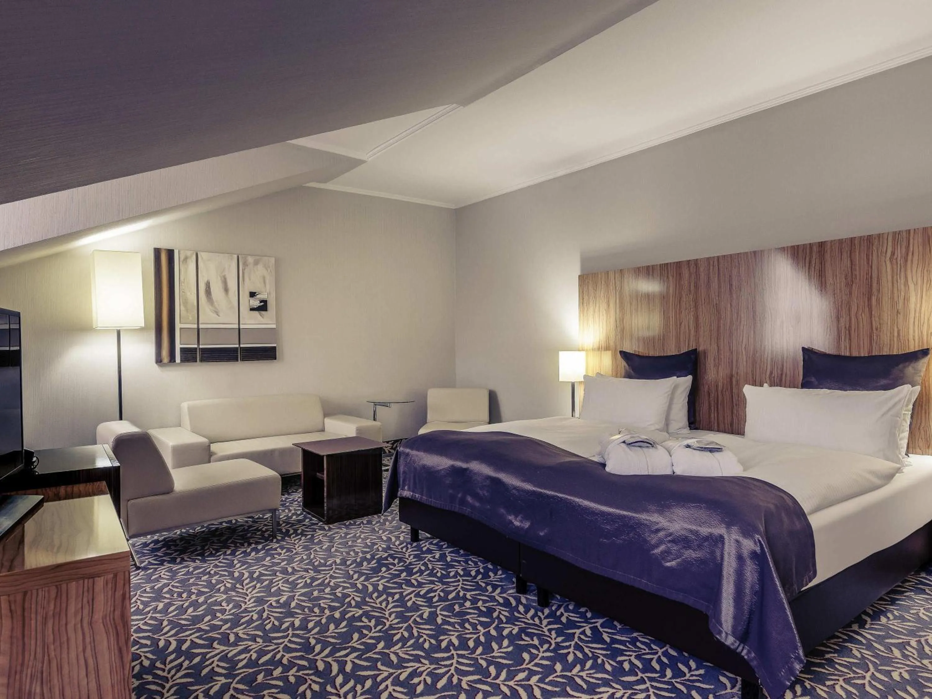 Bedroom, Bed in Mercure Hotel Wiesbaden City