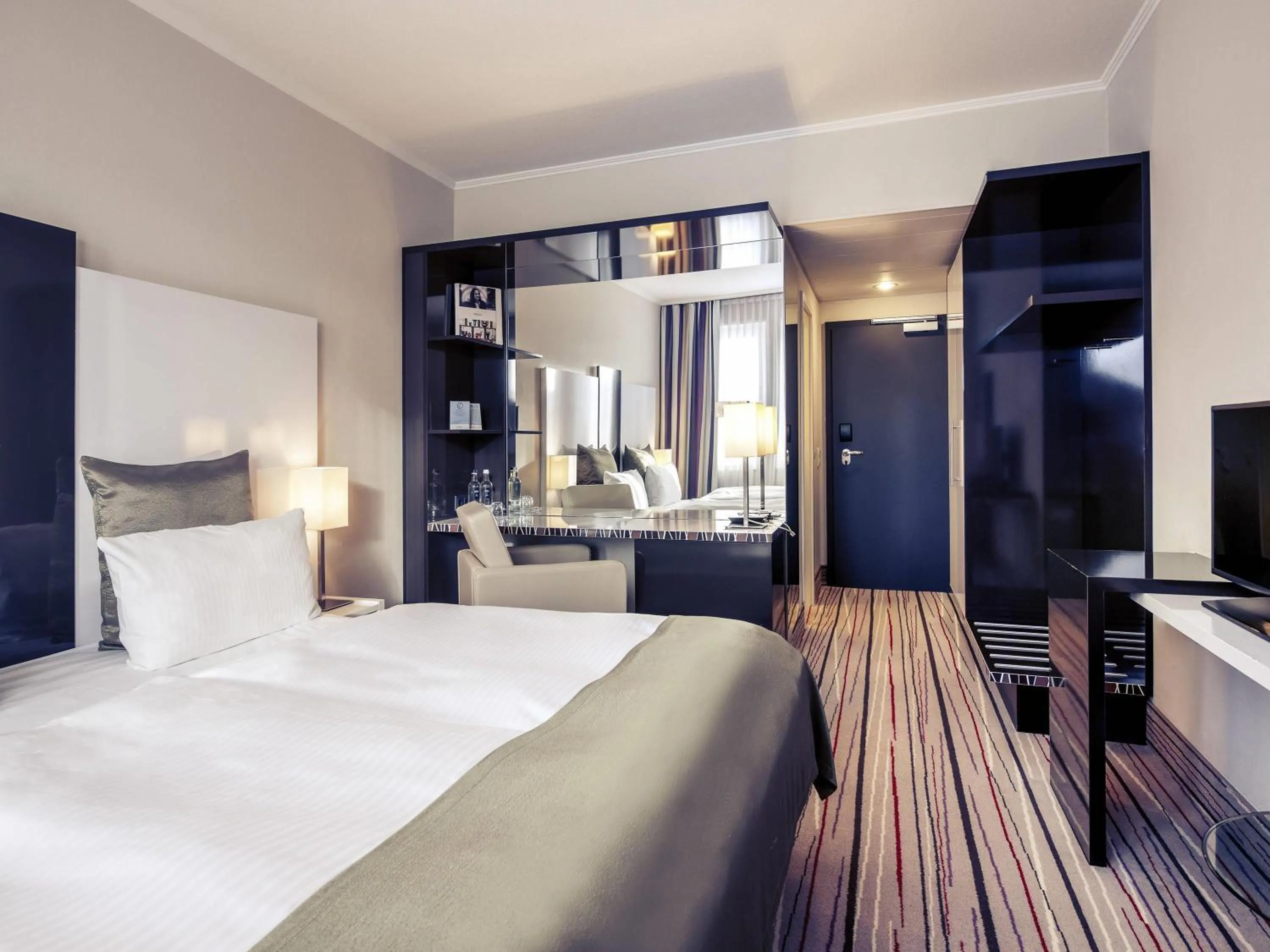 Bedroom, Bed in Mercure Hotel Wiesbaden City