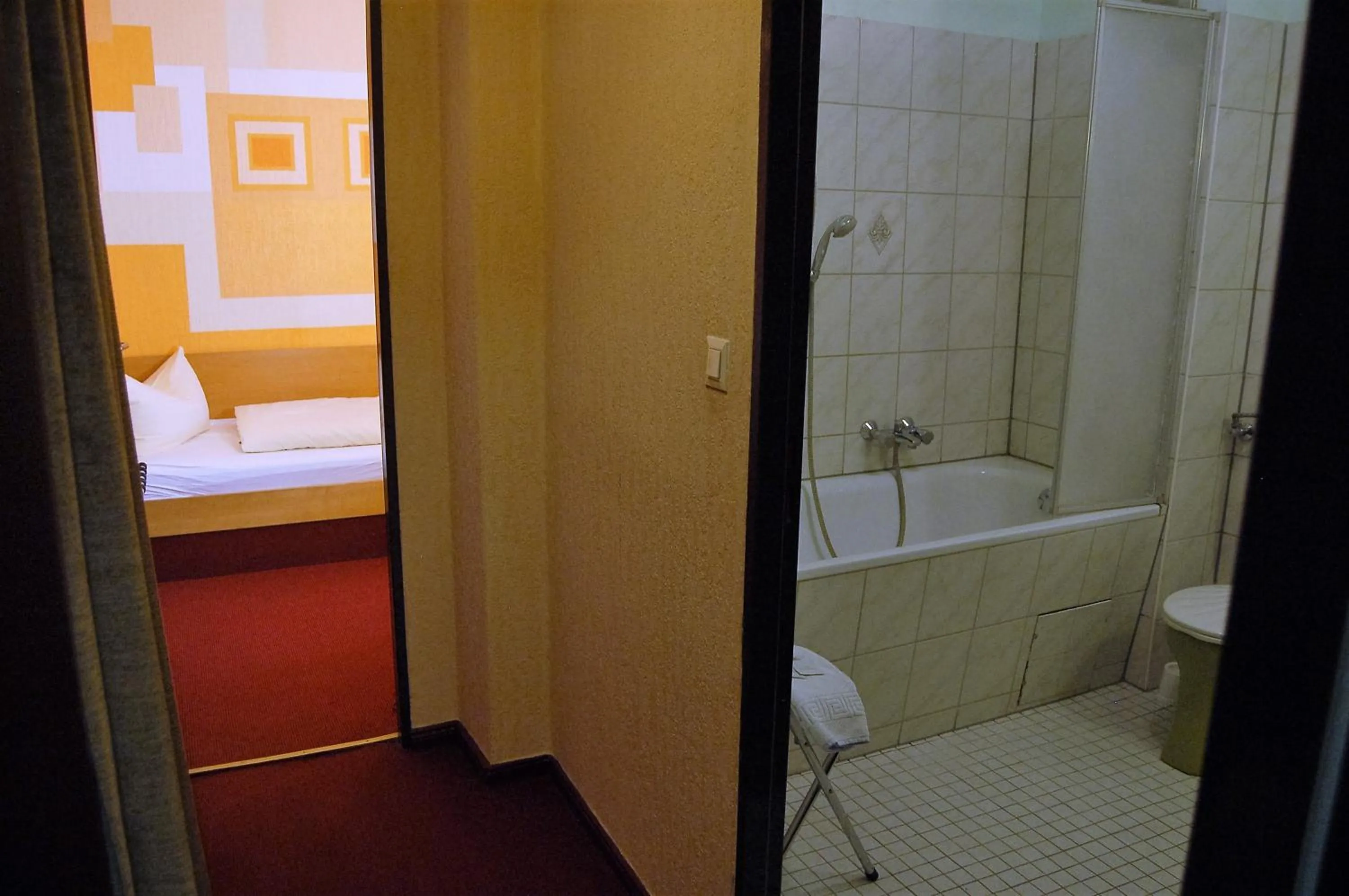 Shower, Bed in Hotel Graf Pückler