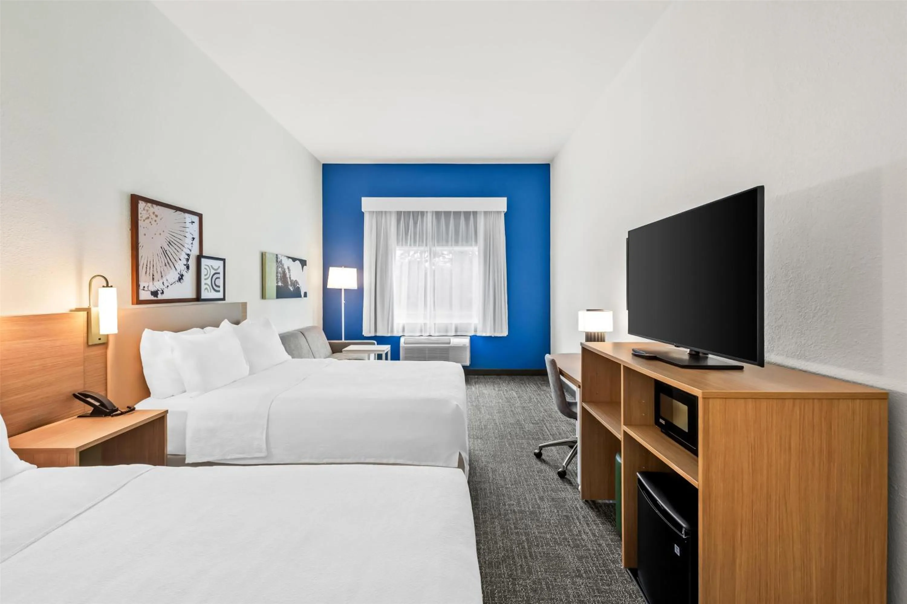 Living room, Bed in Spark by Hilton Duluth