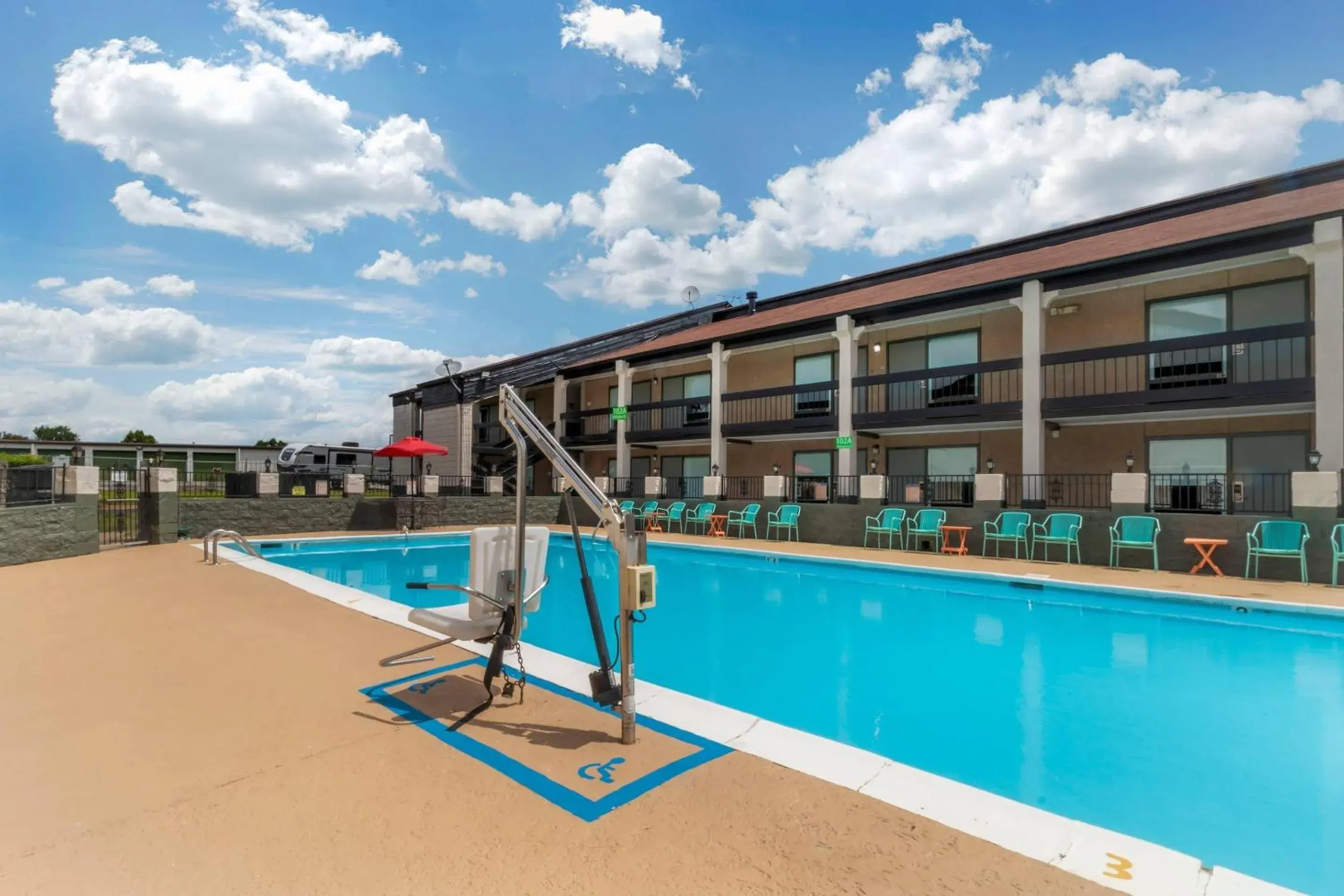 Swimming pool in Quality Inn Madison - Huntsville Swimming pool in Quality Inn Madison - Huntsville