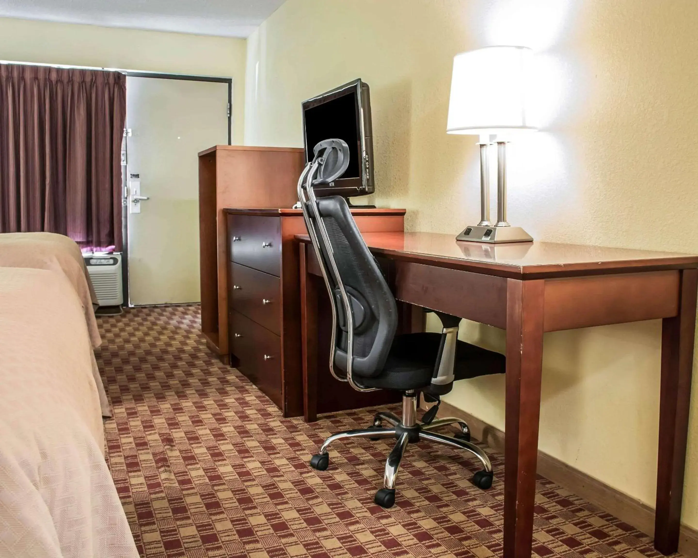Double Room with Two Double Beds - Smoking in Quality Inn Madison - Huntsville Double Room with Two Double Beds - Smoking in Quality Inn Madison - Huntsville