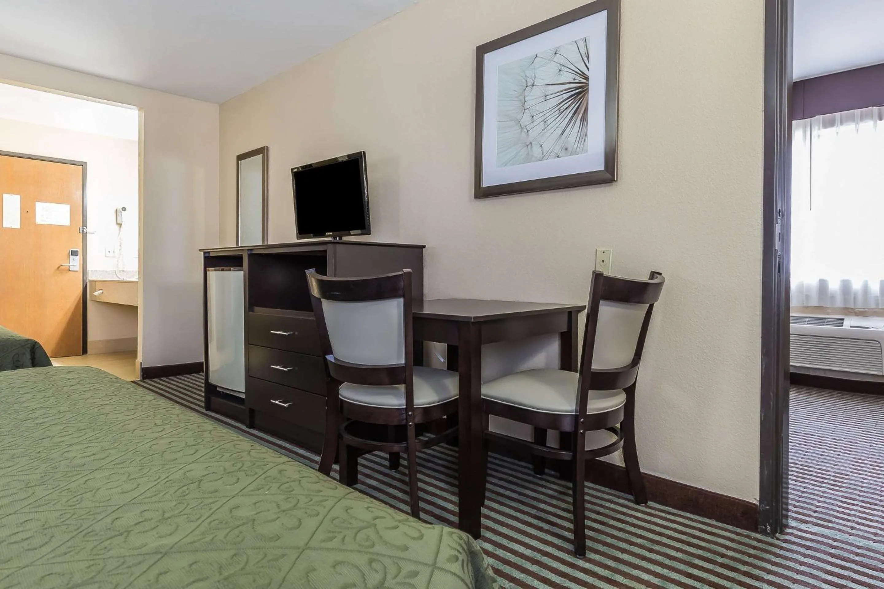 Bedroom, Bed in Quality Inn Mount Vernon, IL