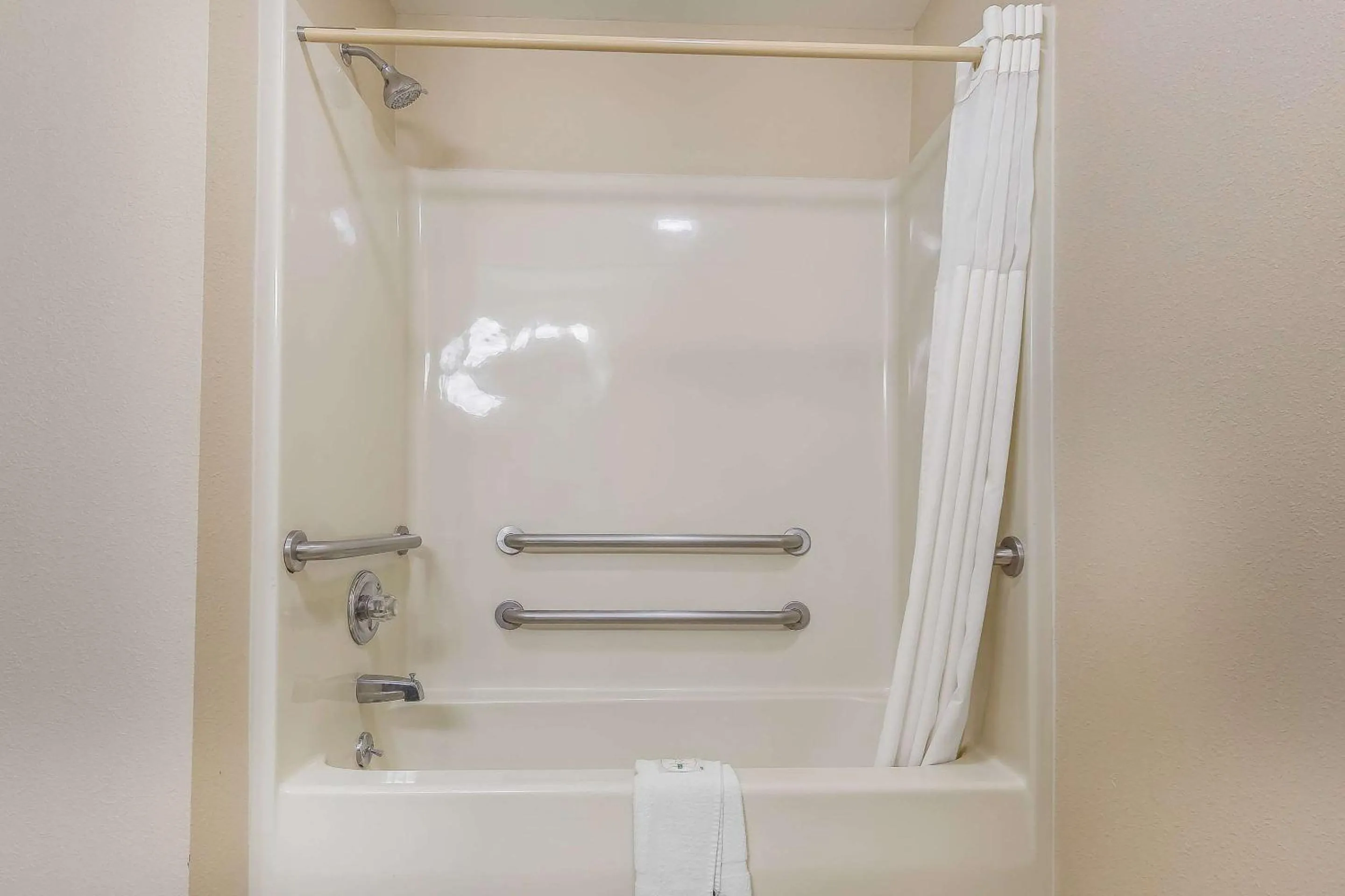 Bedroom in Quality Inn Mount Vernon, IL