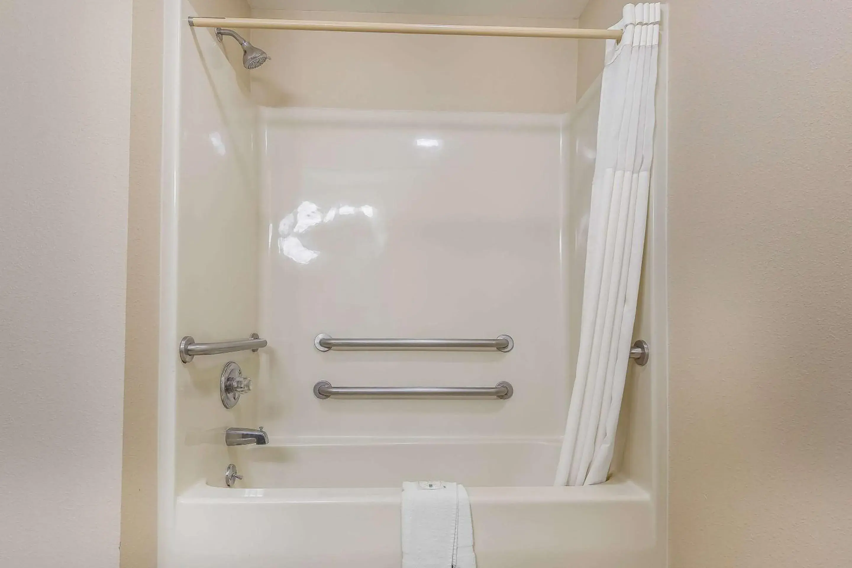 Bedroom in Quality Inn Mount Vernon, IL Bedroom in Quality Inn Mount Vernon, IL