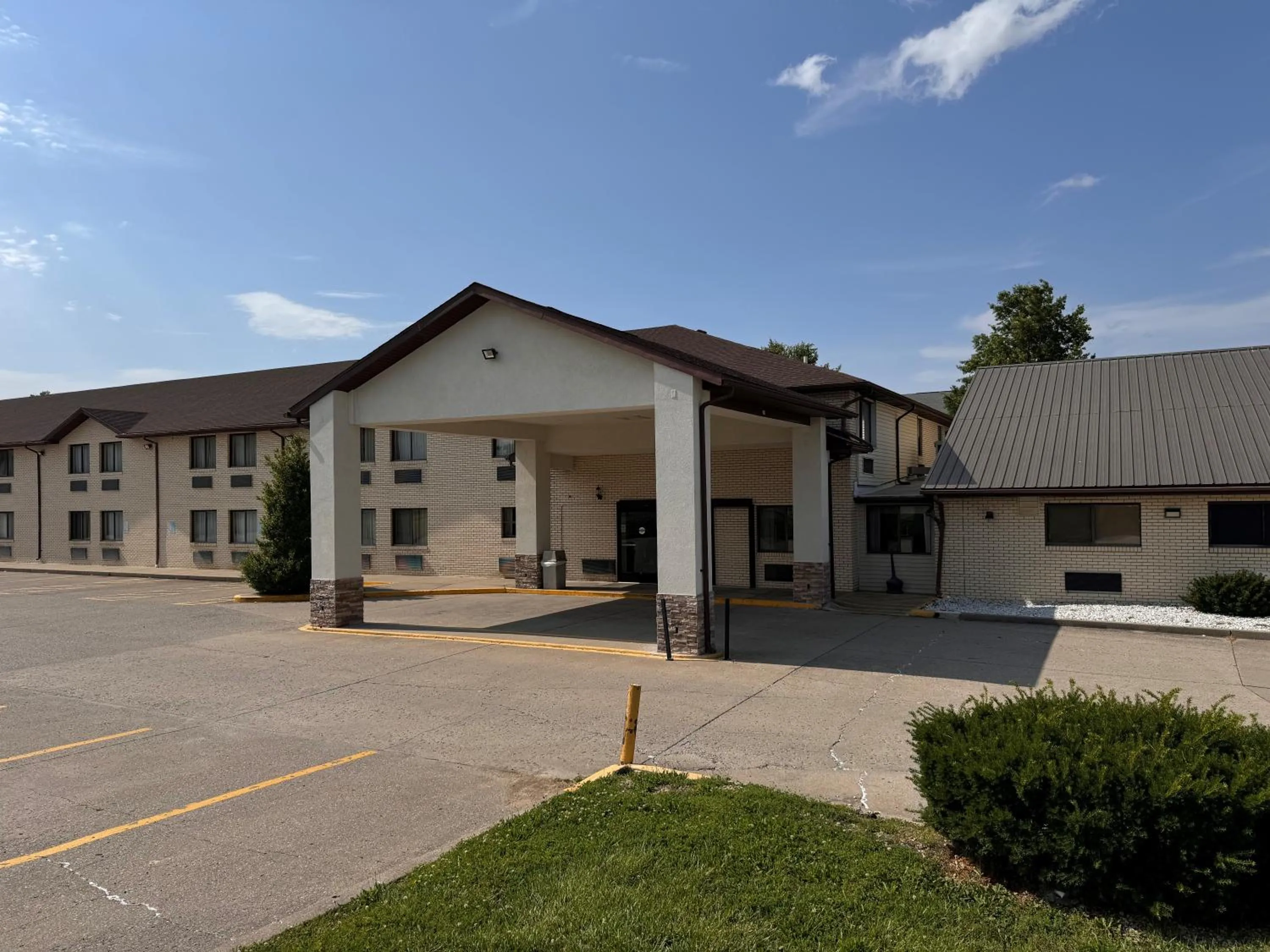Property building in Quality Inn Mount Vernon, IL
