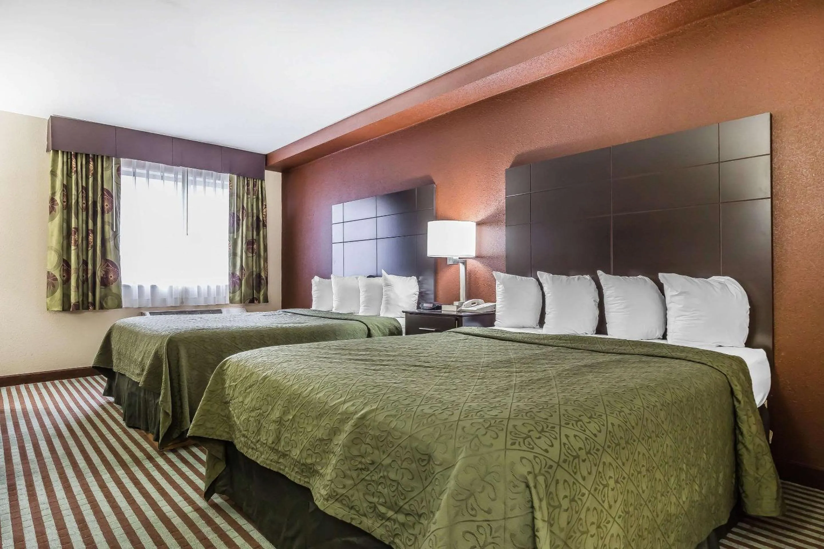 Photo of the whole room, Bed in Quality Inn Mount Vernon, IL