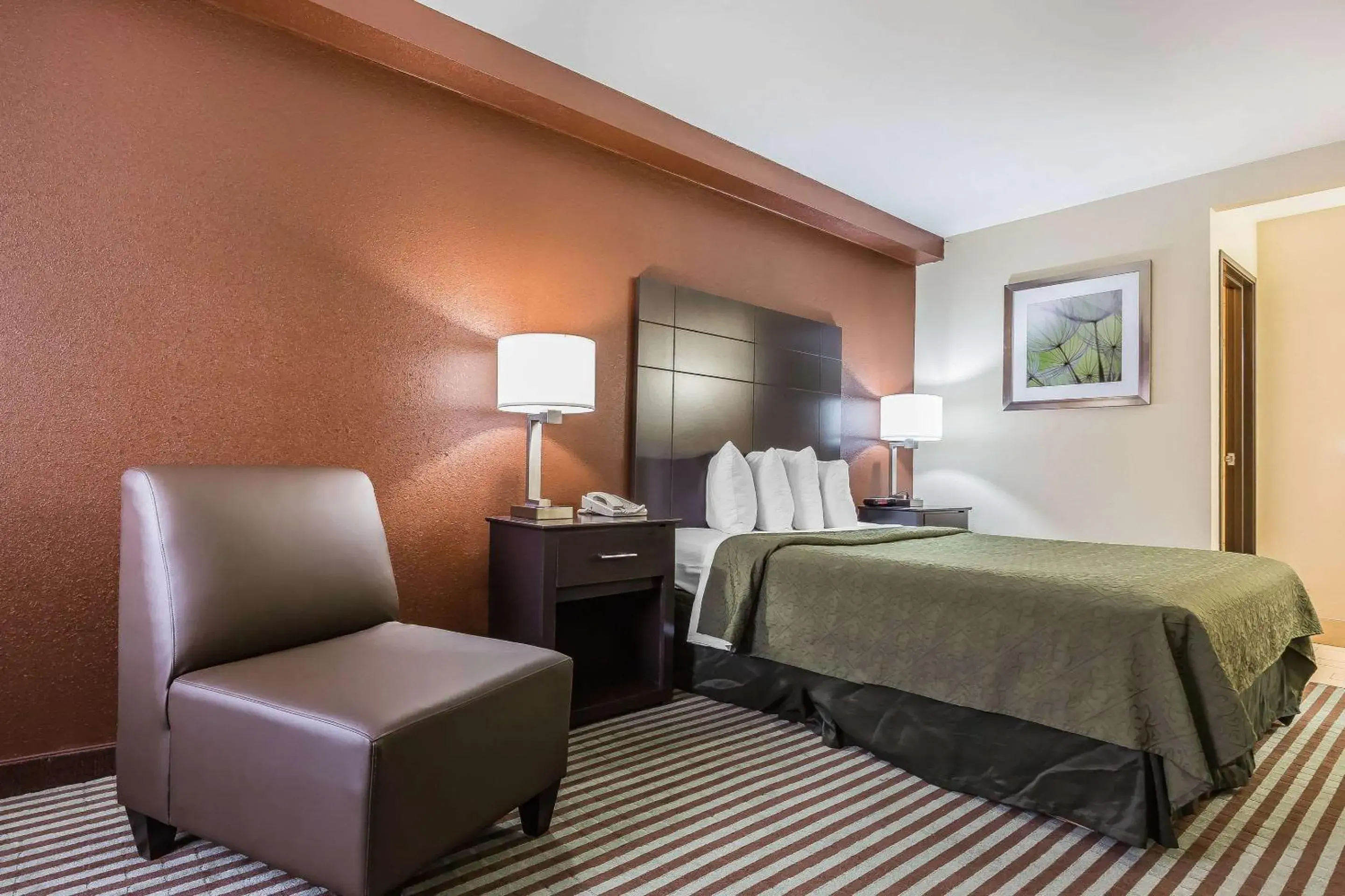 Photo of the whole room, Bed in Quality Inn Mount Vernon, IL Photo of the whole room, Bed in Quality Inn Mount Vernon, IL