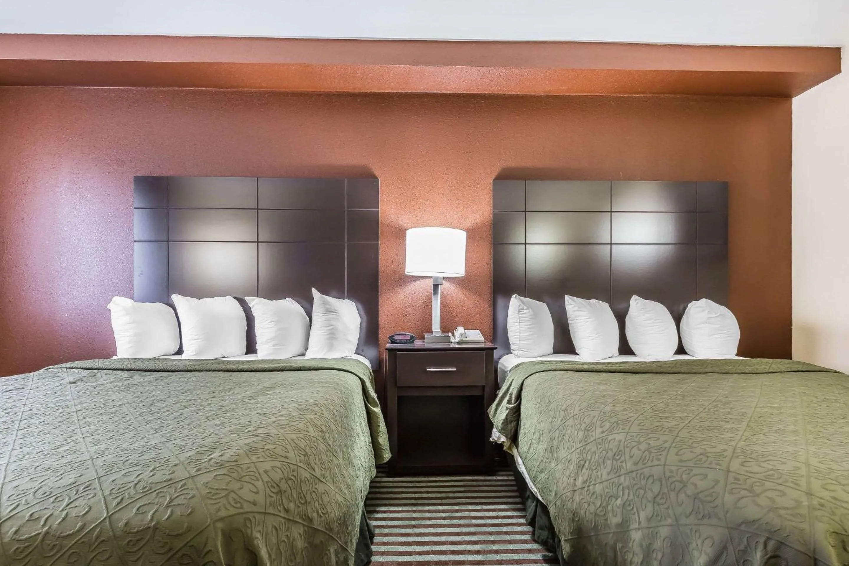 Bed in Quality Inn Mount Vernon, IL