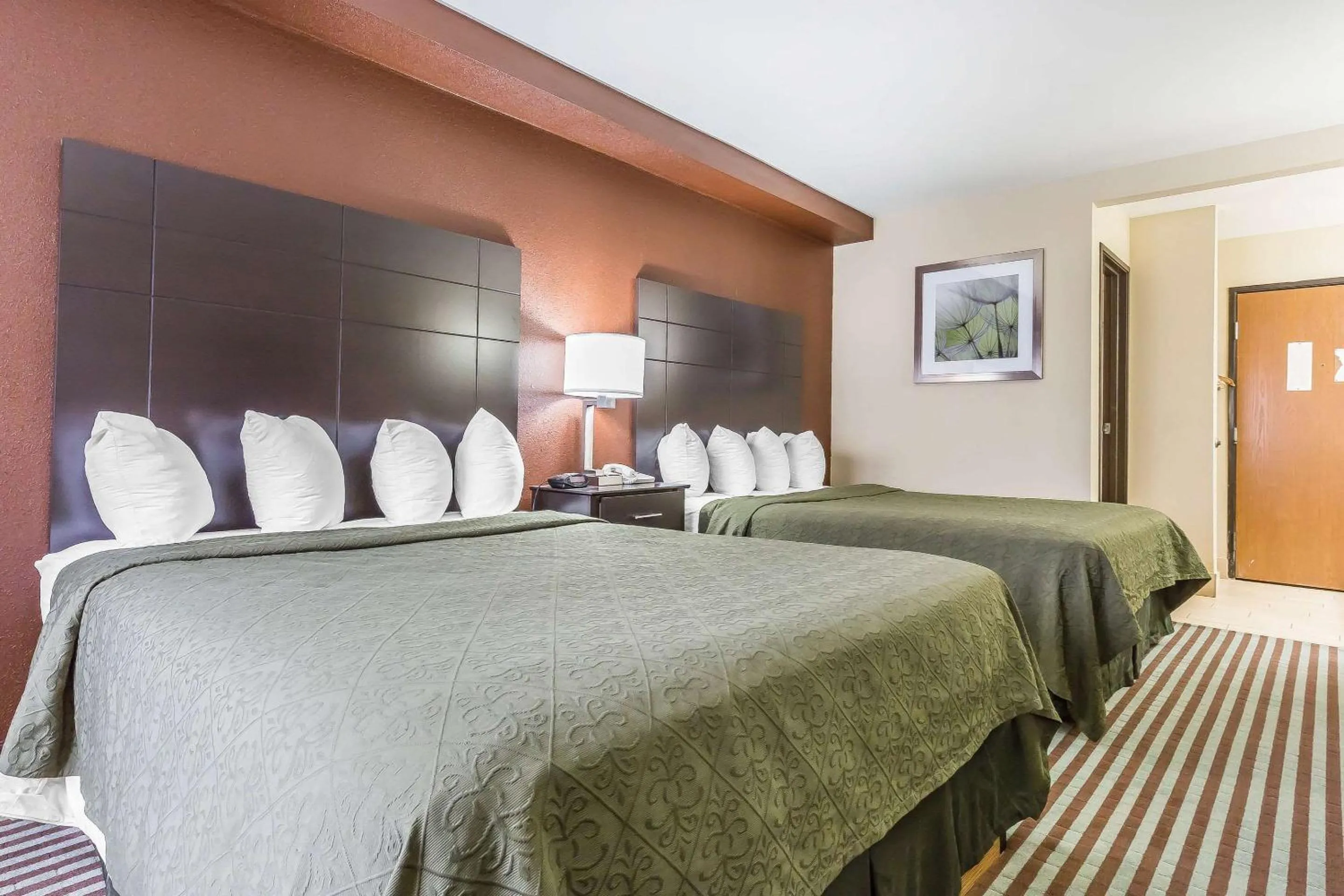 Bed in Quality Inn Mount Vernon, IL