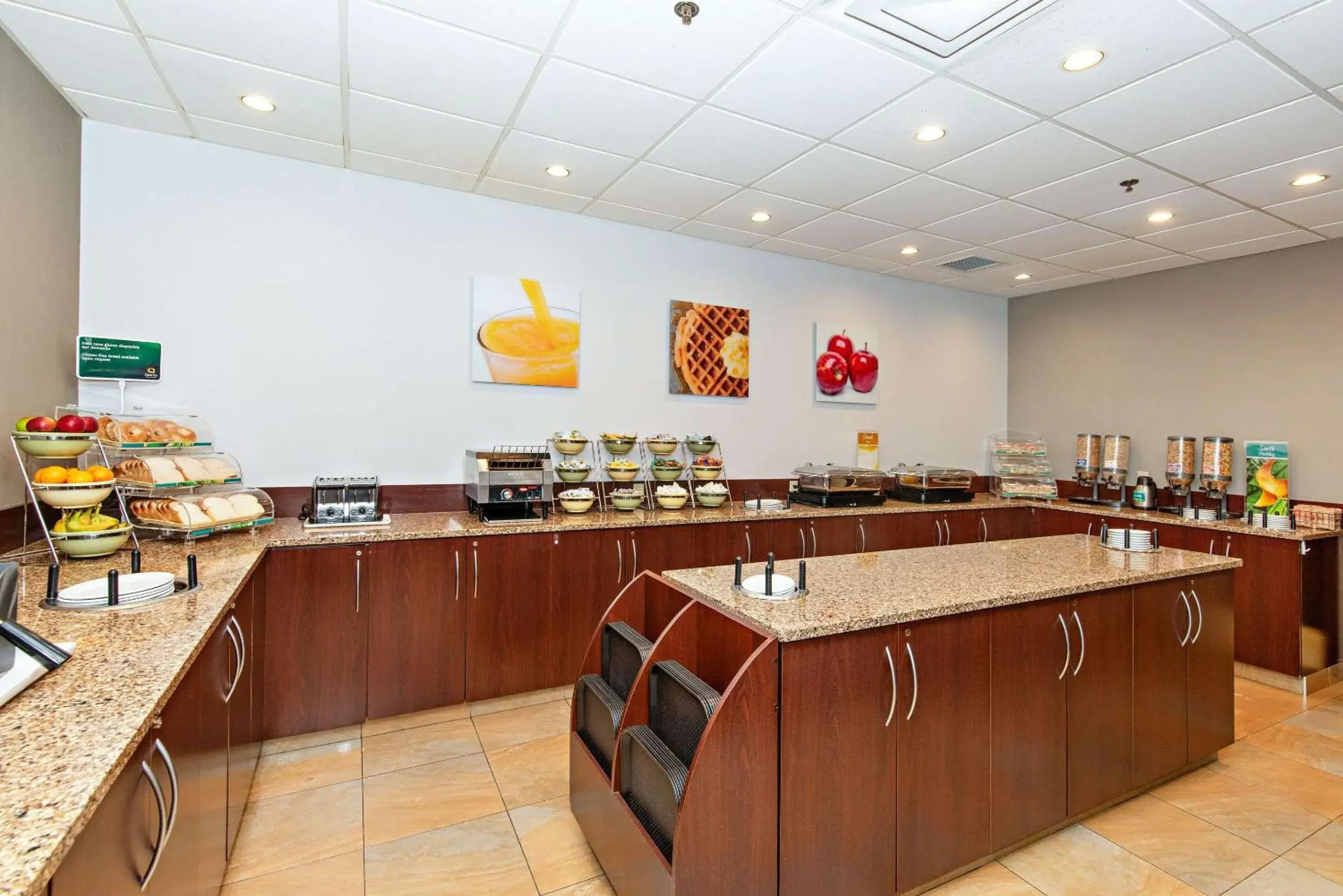 Breakfast in Quality Inn & Suites Breakfast in Quality Inn & Suites