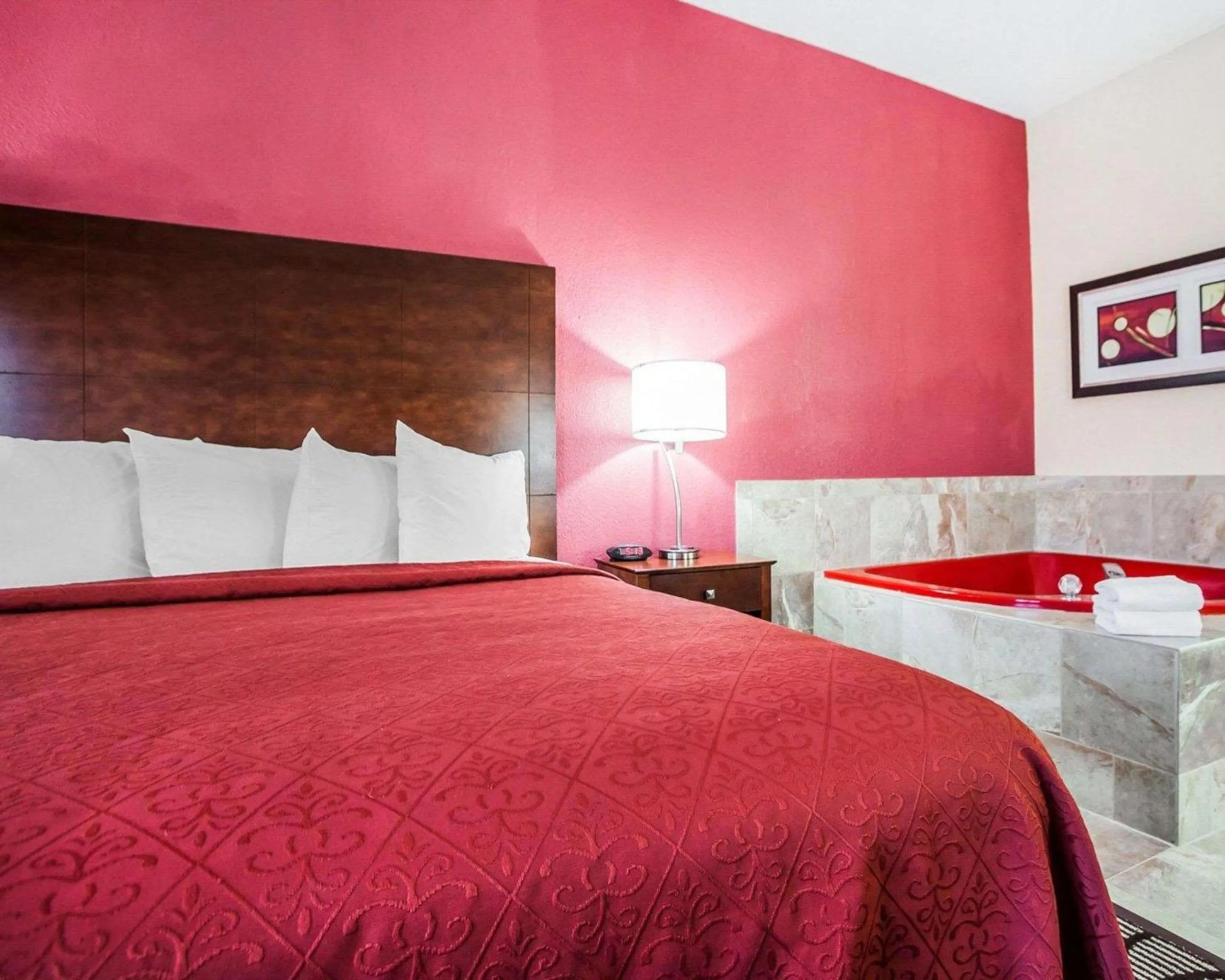 Photo of the whole room, Bed in Quality Inn & Suites Altoona - Des Moines