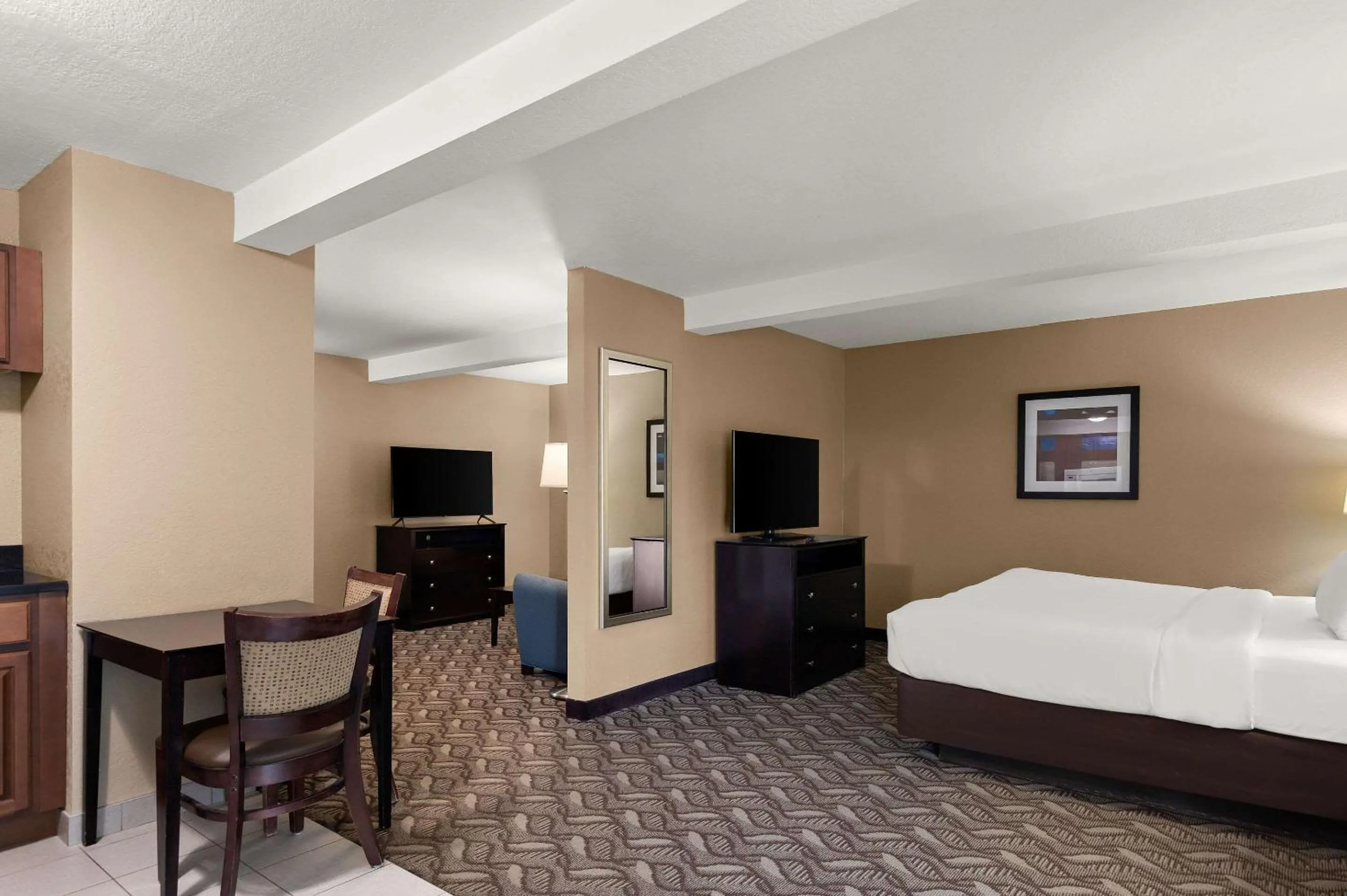 Bedroom, Bed in Comfort Inn & Suites Springfield I-55